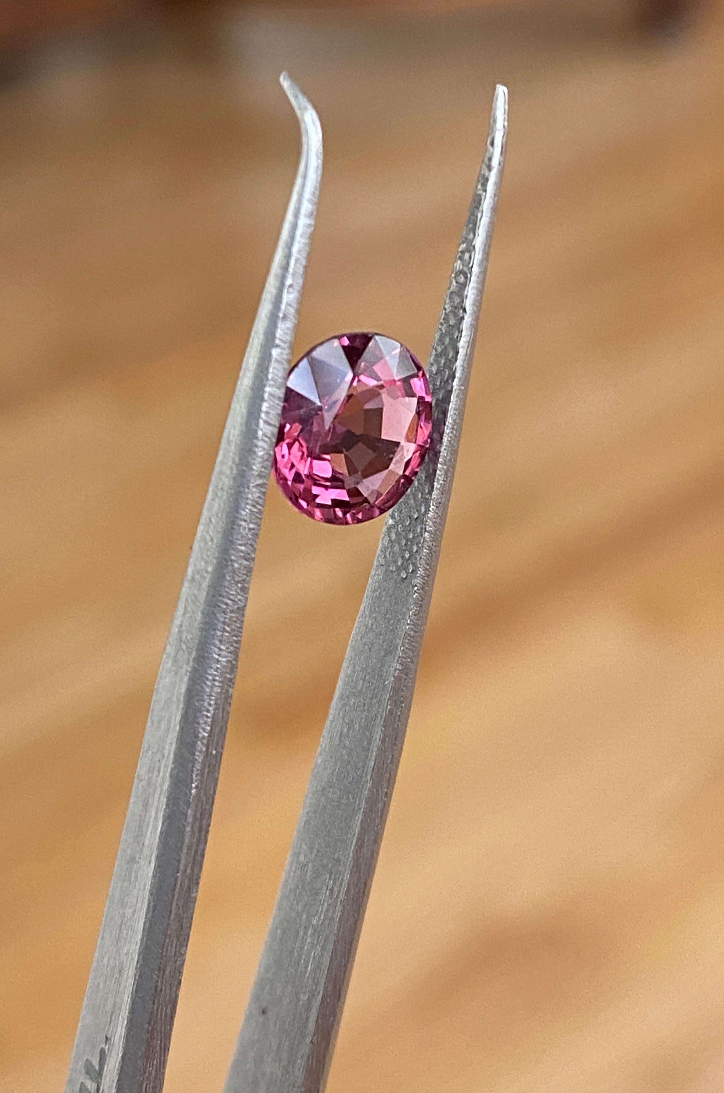 Certificato ALGT 1,43 carati di Spinello ovale taglio misto rosa intenso in vendita 3