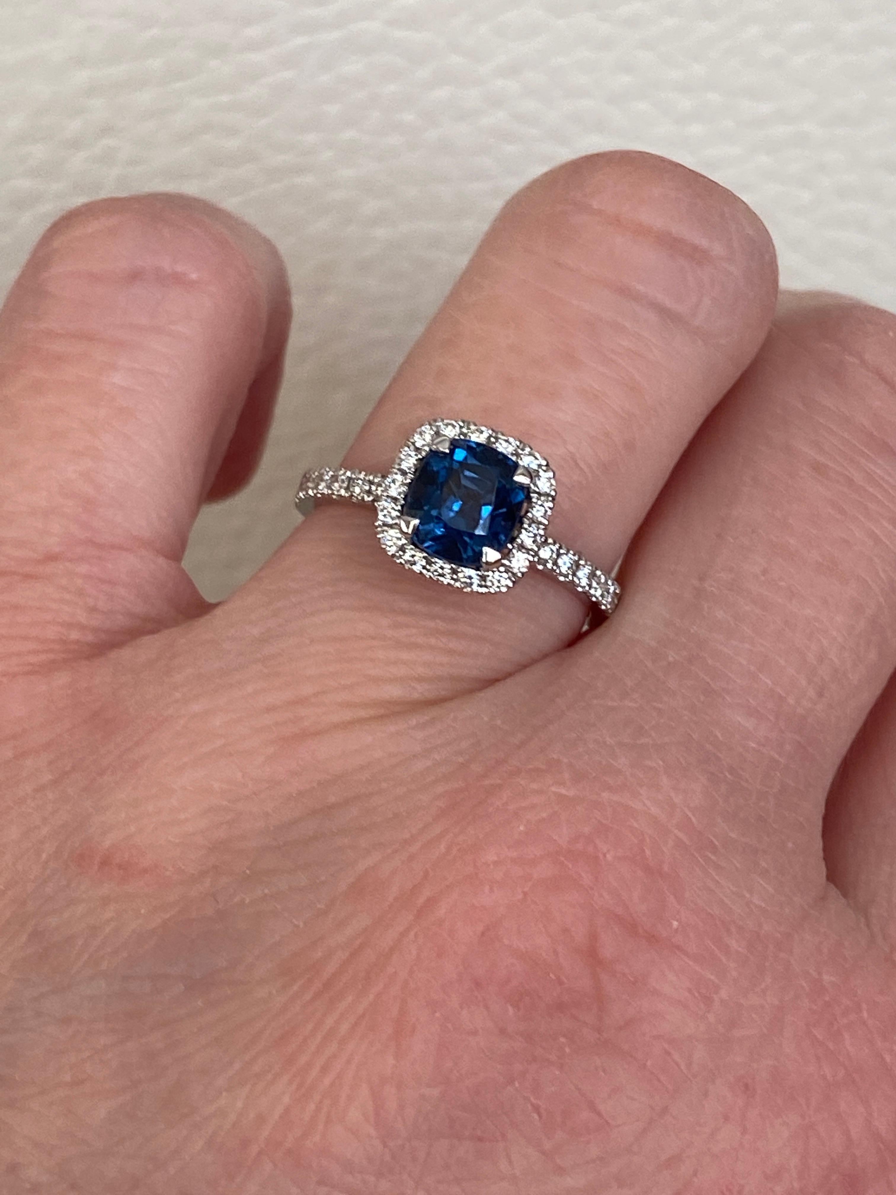 Anello in oro 18 kt certificato ALGT con 1,54 ct di spinello naturale e diamanti in vendita 5
