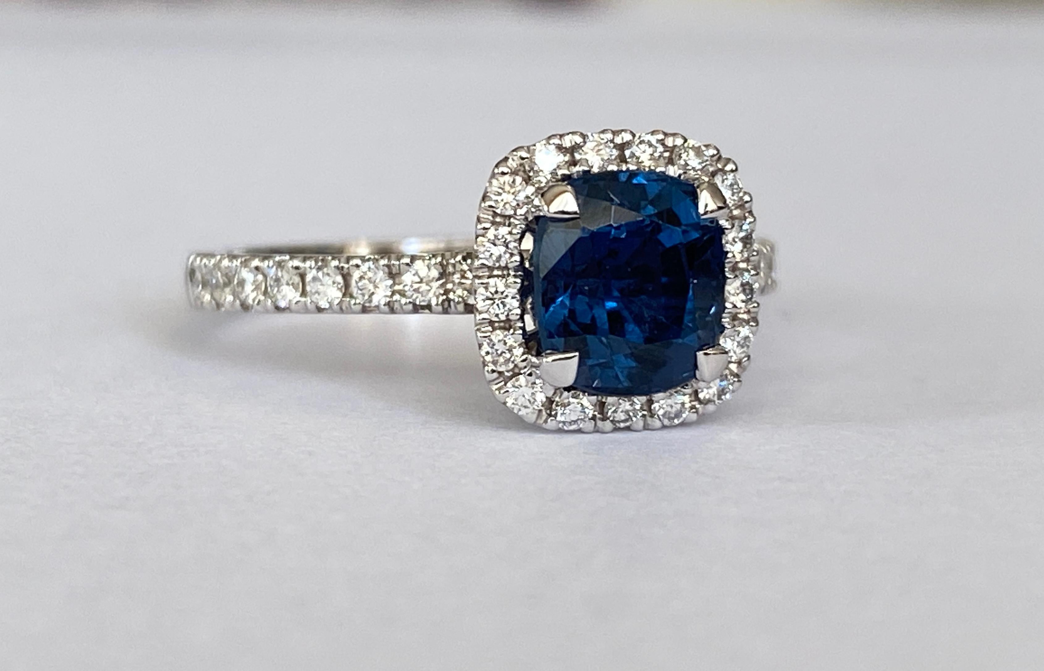Contemporaneo Anello in oro 18 kt certificato ALGT con 1,54 ct di spinello naturale e diamanti in vendita