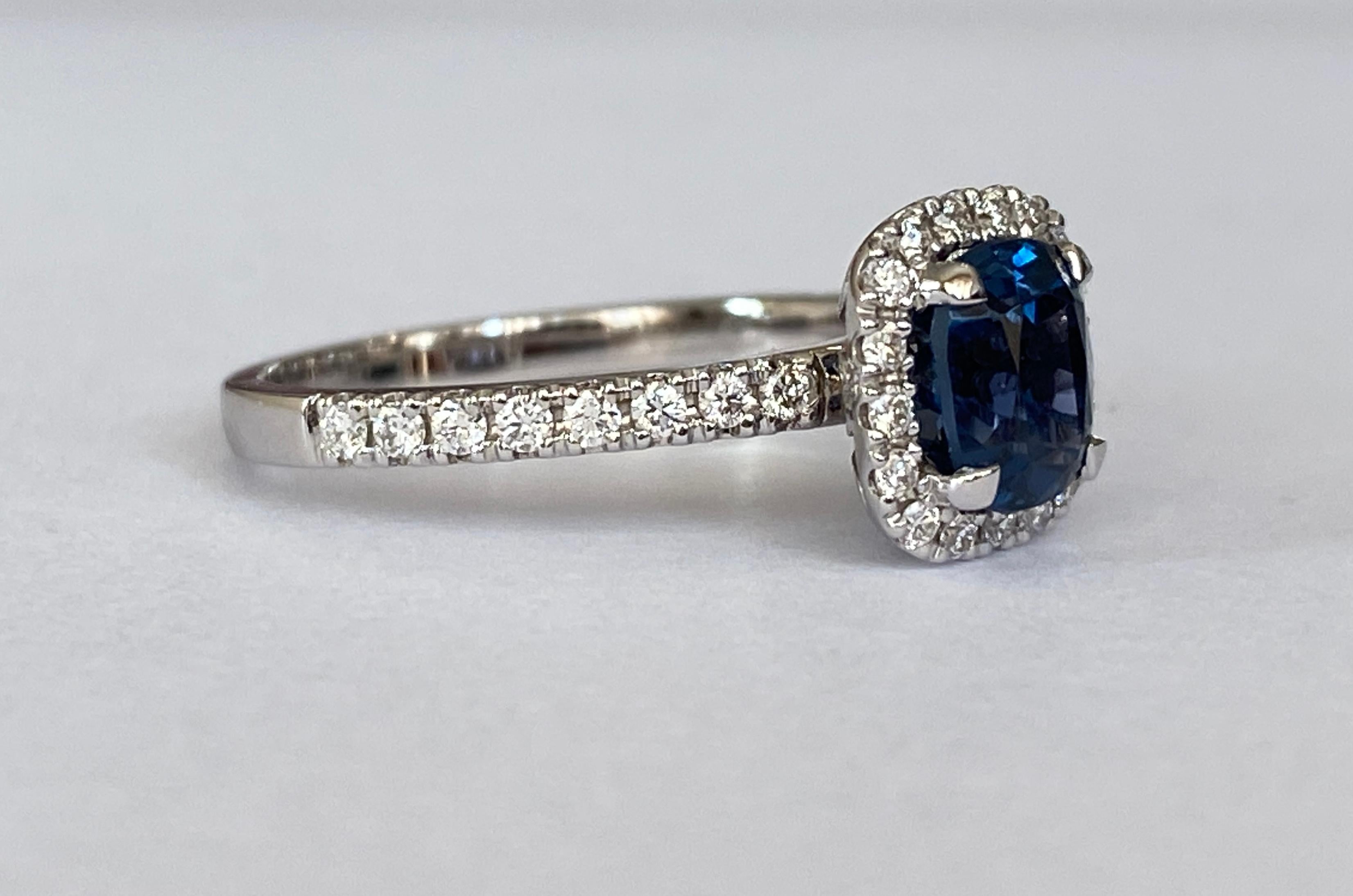 Taglio cuscino Anello in oro 18 kt certificato ALGT con 1,54 ct di spinello naturale e diamanti in vendita