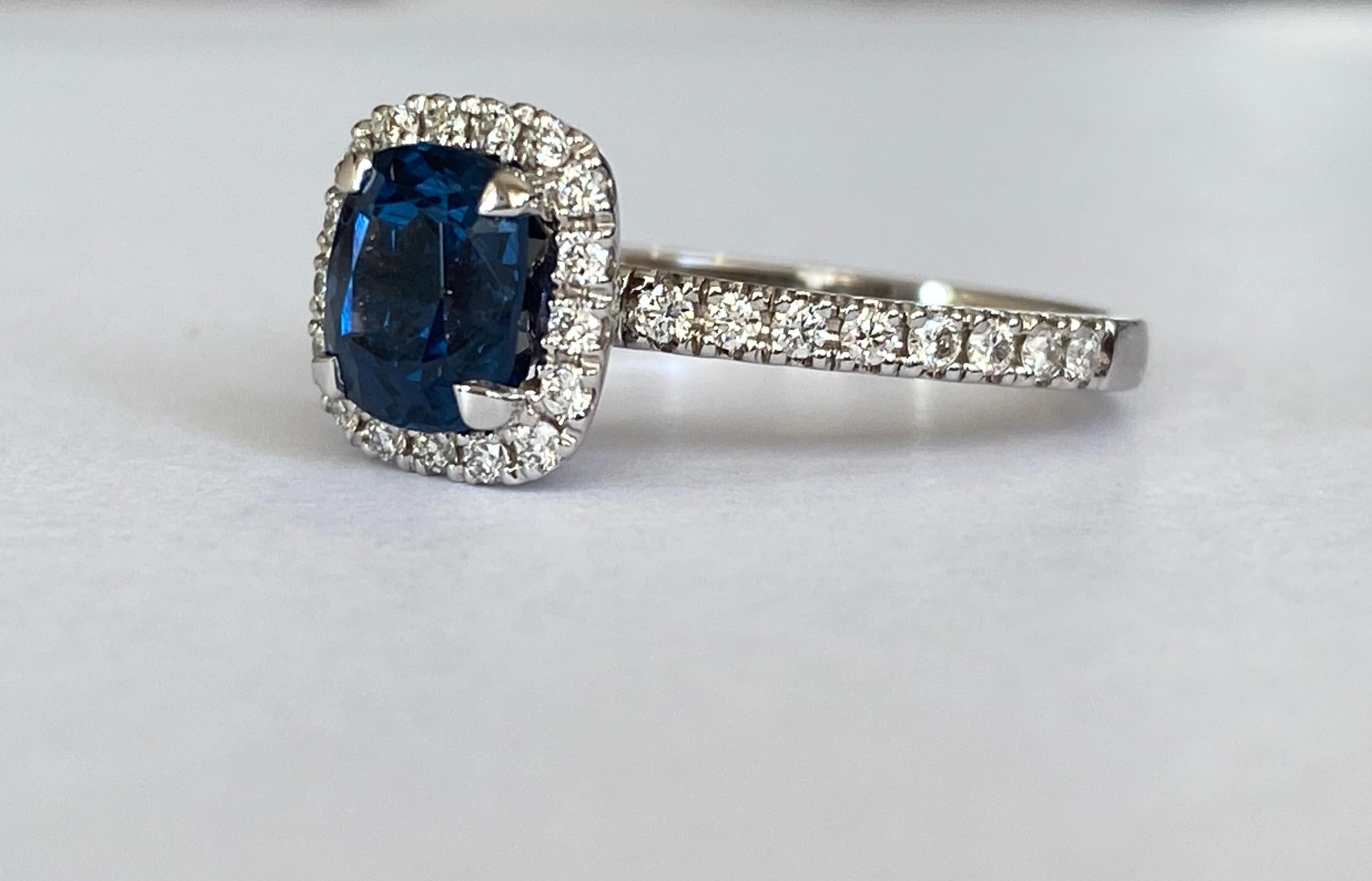 Anello in oro 18 kt certificato ALGT con 1,54 ct di spinello naturale e diamanti in vendita 2