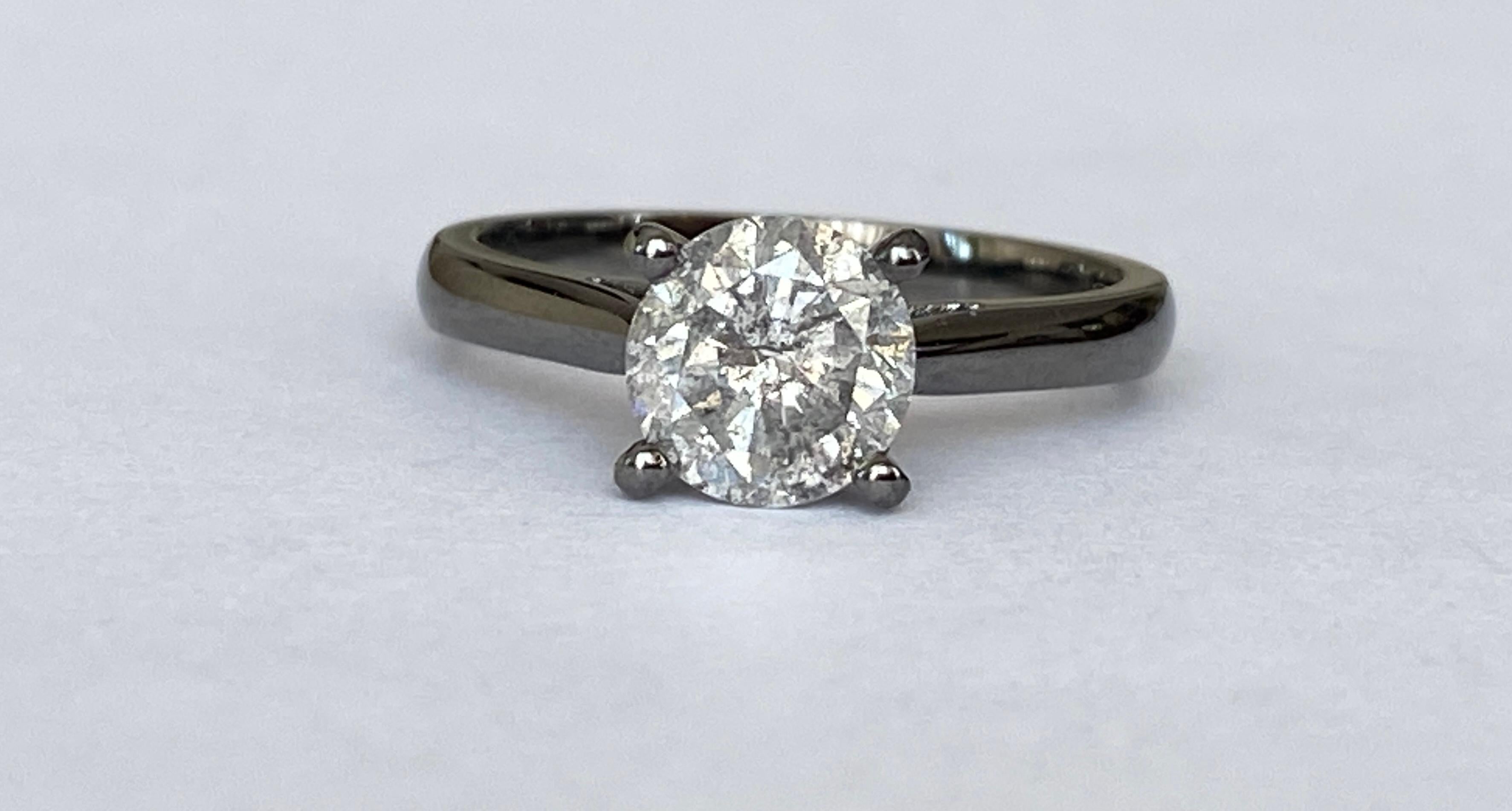 In offerta c'è un anello solitario in oro bianco nero rodiato a 18 carati con al centro 1 diamante taglio brillante sale e pepe da 1,66 carati. Il certificato ALGT è incluso.  
Contenuto d'oro: 750 (punzonato) 18 kt
Peso: 4.1 grammi
Misura
