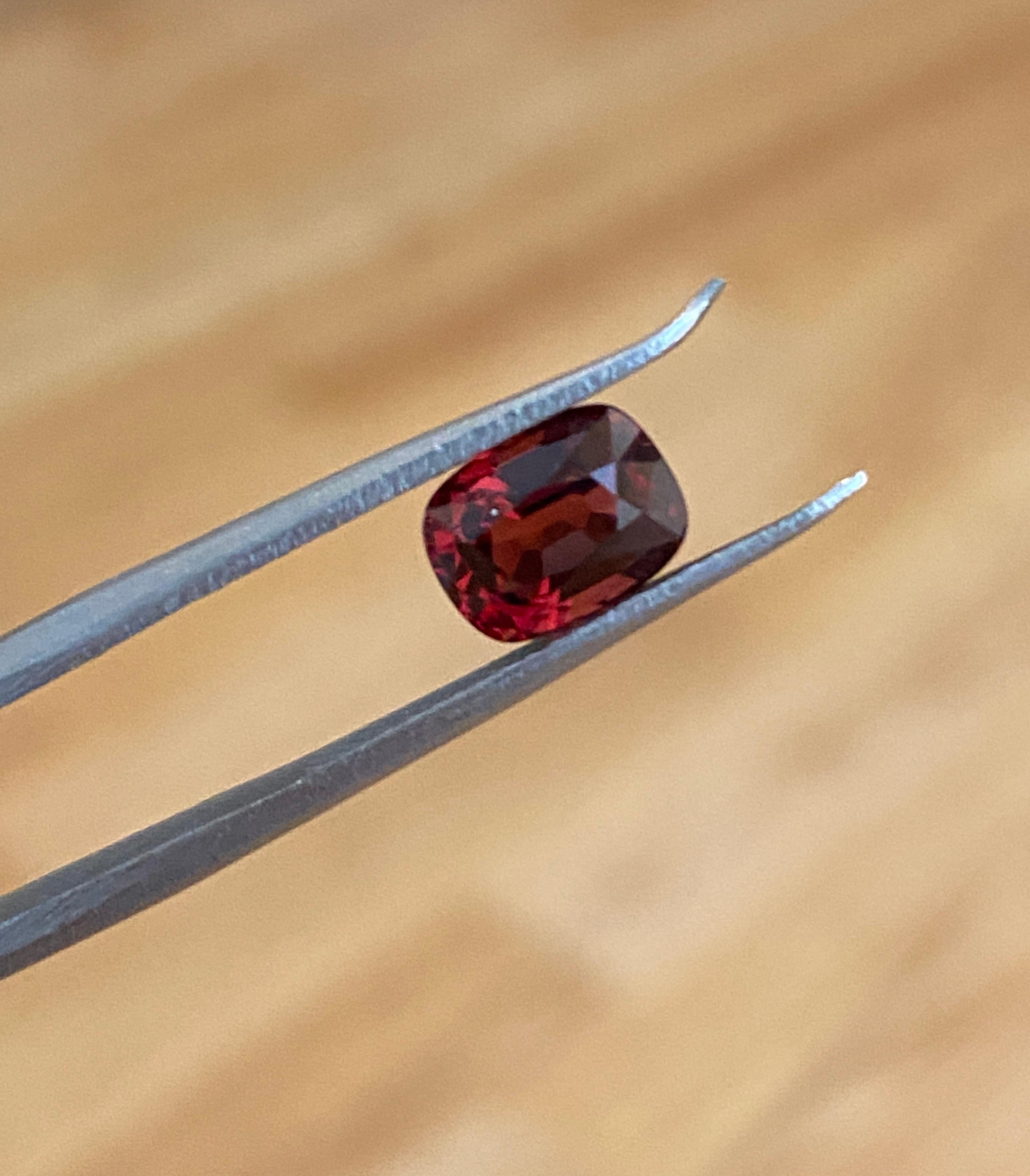 Taglio cuscino Certificato ALGT 1,67 carati taglio cuscino misto Vivido/Profondo  Rossastro  Spinello arancione in vendita