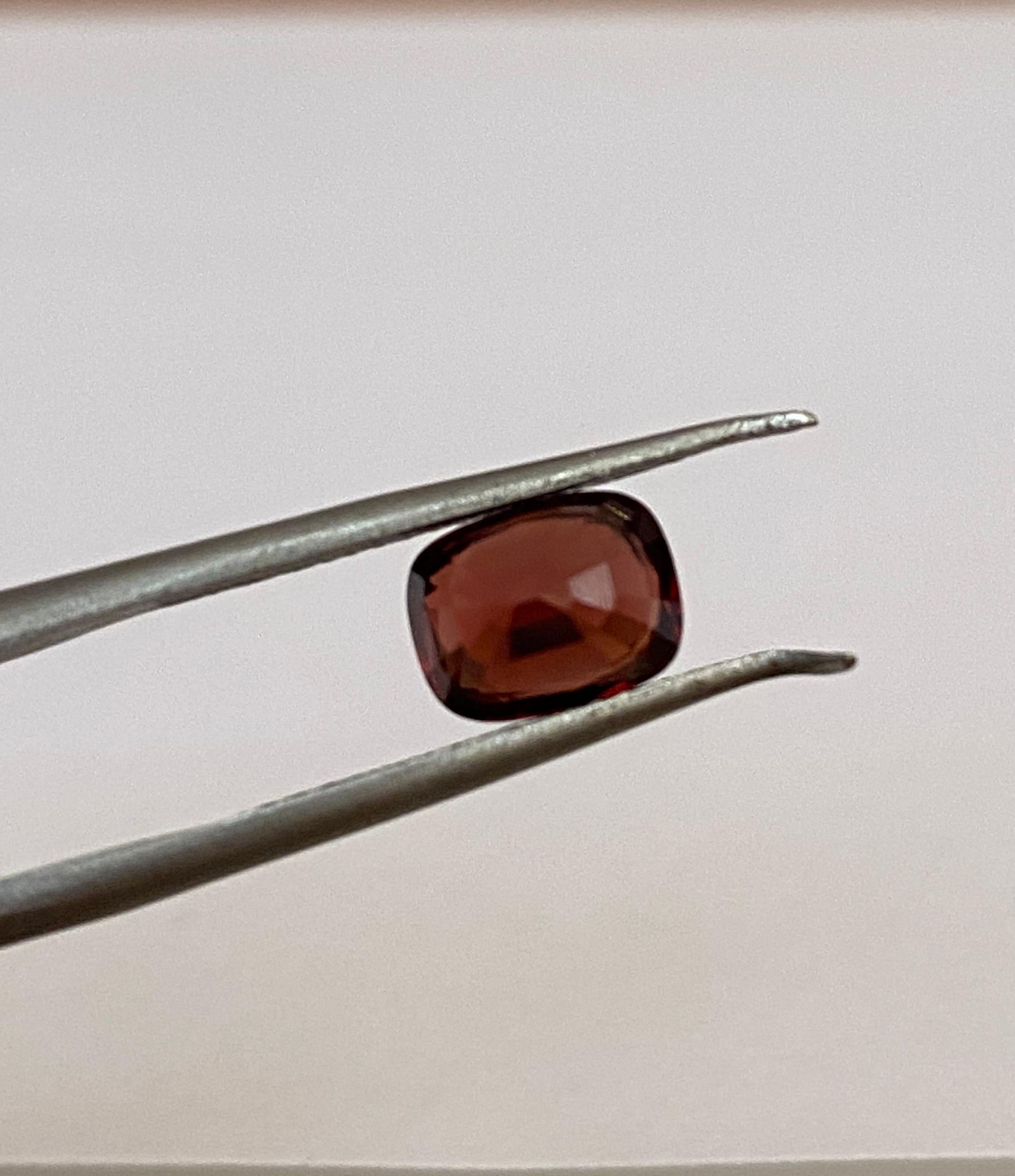 Certificato ALGT 1,67 carati taglio cuscino misto Vivido/Profondo  Rossastro  Spinello arancione In condizioni buone in vendita a AMSTERDAM, NL