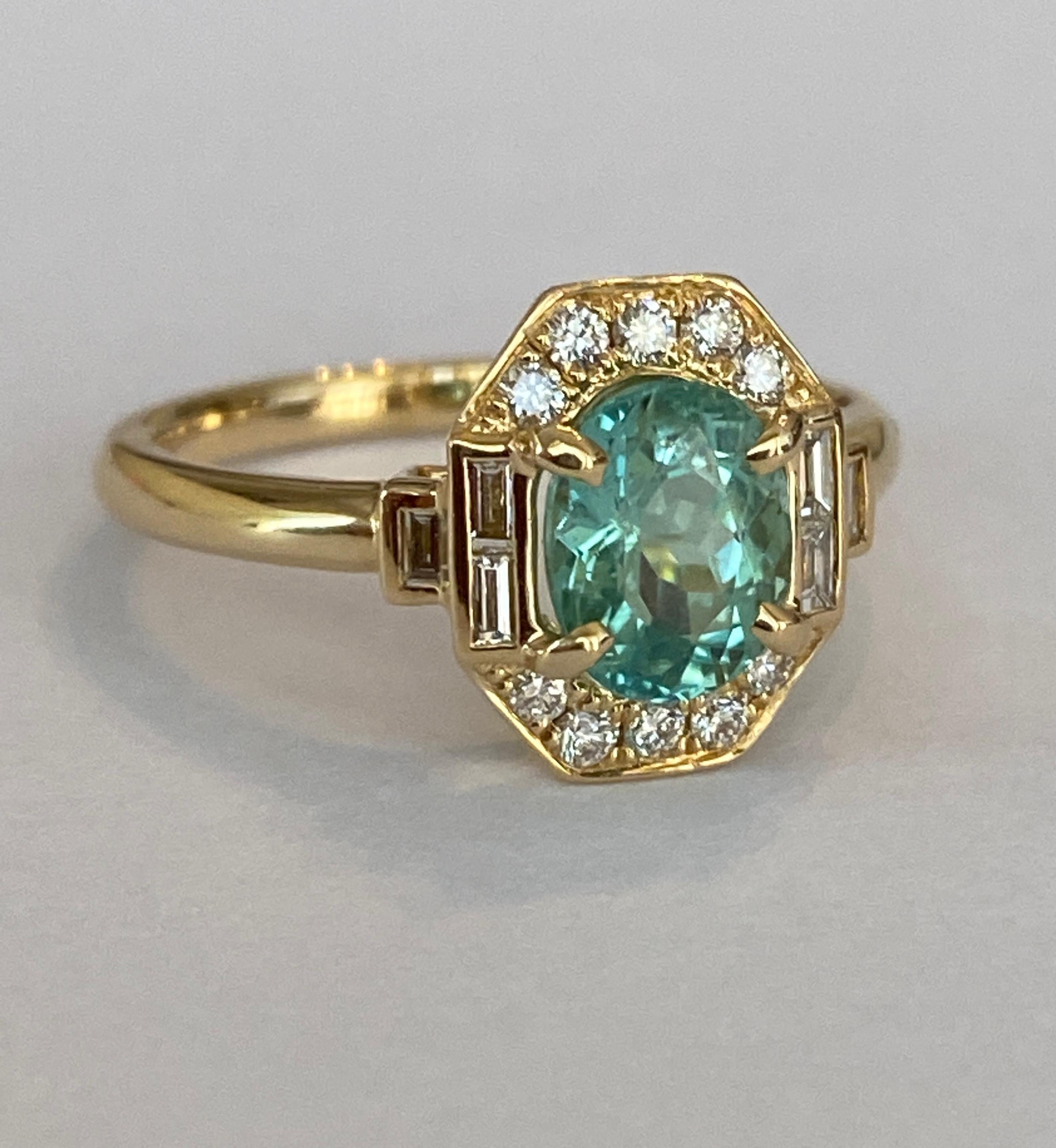 Bague exclusive faite à la main en or jaune 18 kt sertie d'une tourmaline paraiba ovale à taille mixte de 1,37 carats et ornée de 16 pièces de diamants de taille brillant et baguette. Total des diamants : 0,30 ct D/E /VVS/VS. Le certificat ALGT est
