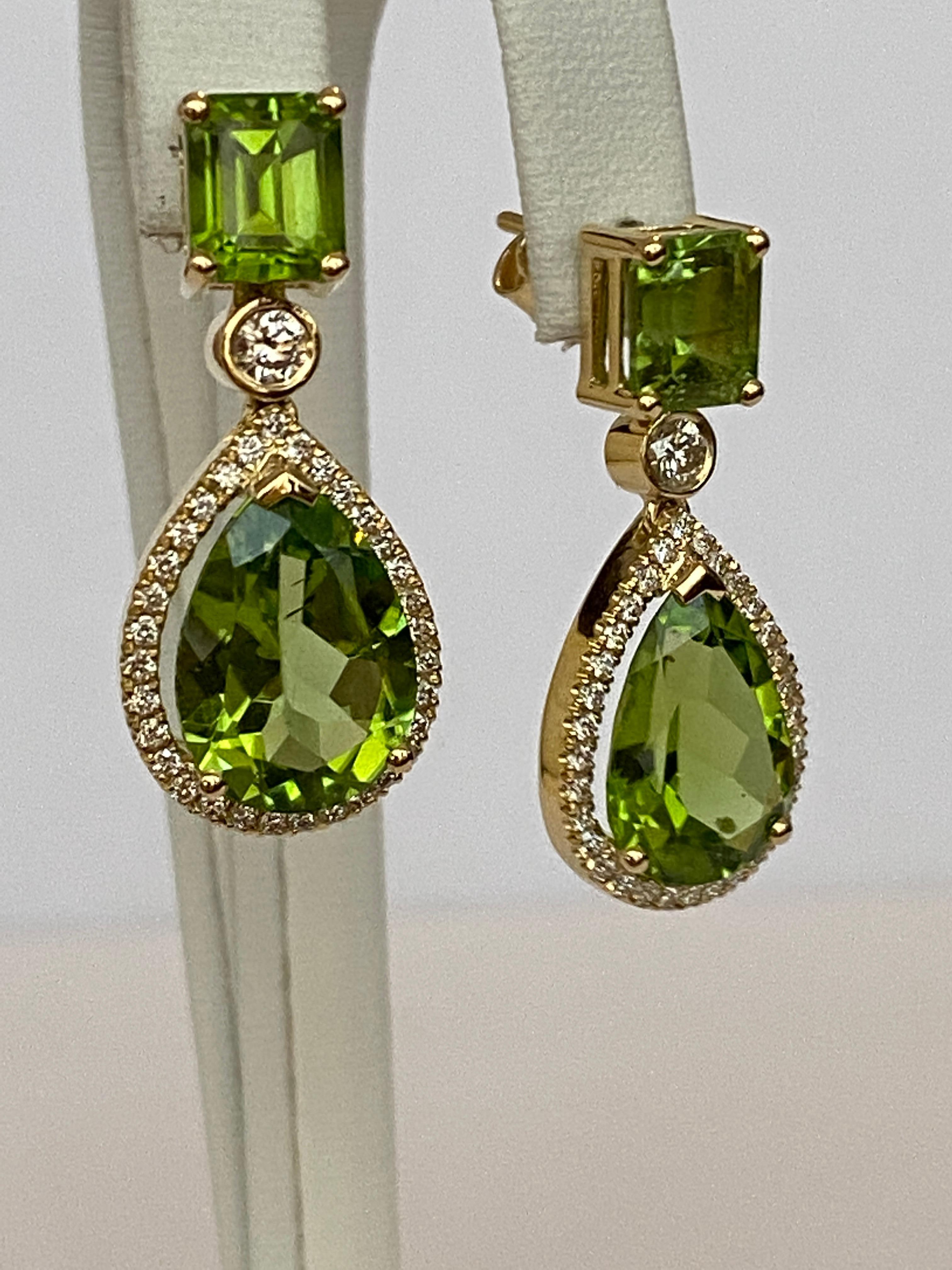 ALGT certified 18 kt gold Peridot Earrings with Diamonds In New Condition For Sale In AMSTERDAM, NL