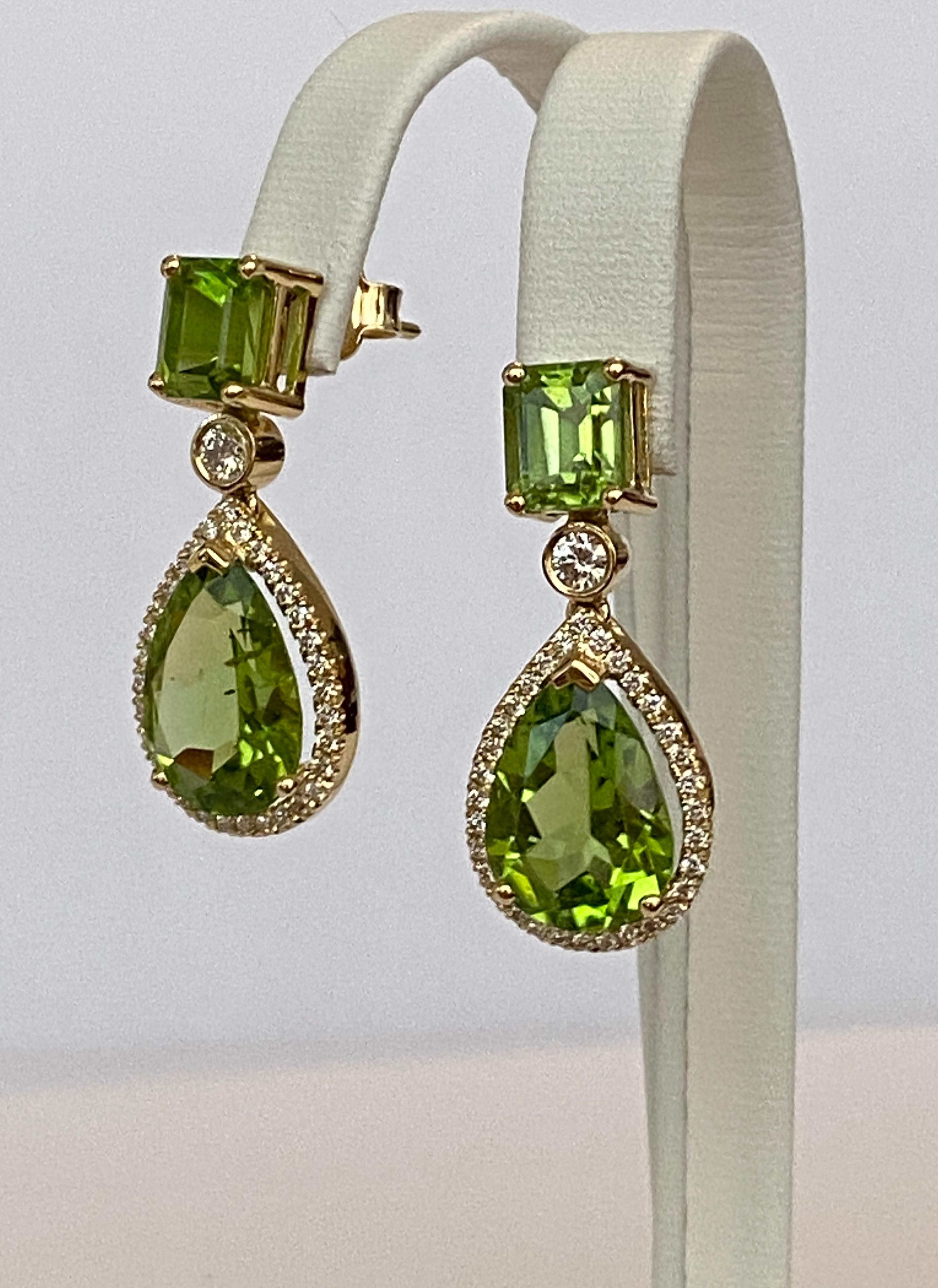 Women's ALGT certified 18 kt gold Peridot Earrings with Diamonds For Sale