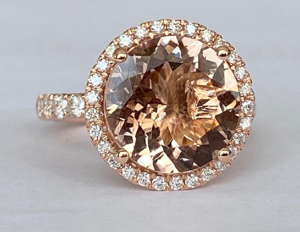  Exclusive hand-made rose gold ring with a round brilliant cut morganite of 5.10 ct. In excellent condition. AAAA quality. The stone is surrounded by an entourage of 39 brilliant cut diamonds of a total of 0.70 ct of quality E/F/VVS/VS. ALGT