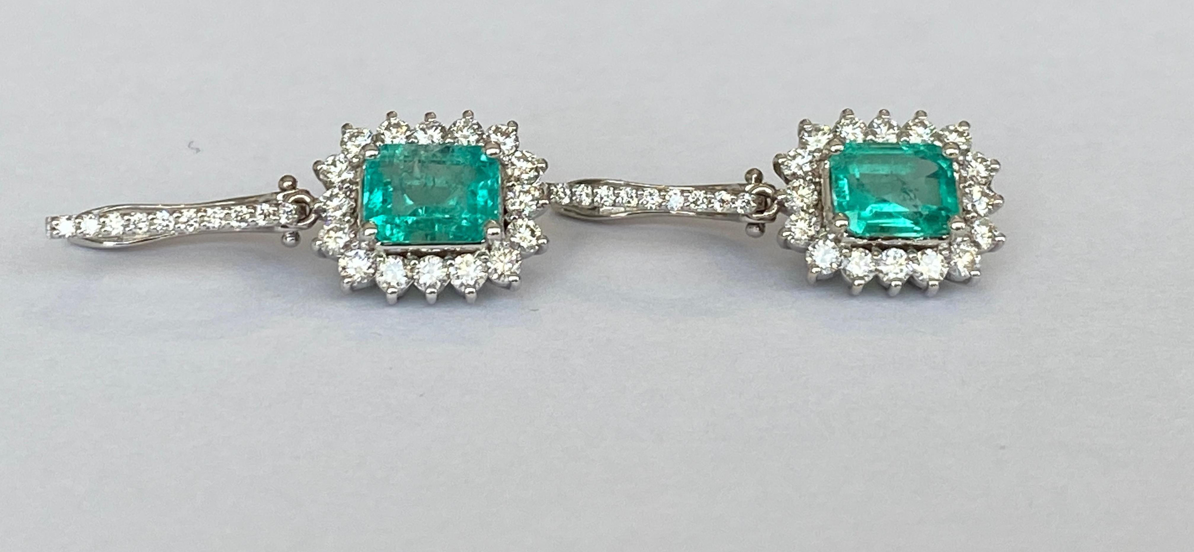 ALGT Certified 18 kt. White gold Dangle Earrings with Emerald and  Diamonds For Sale 4