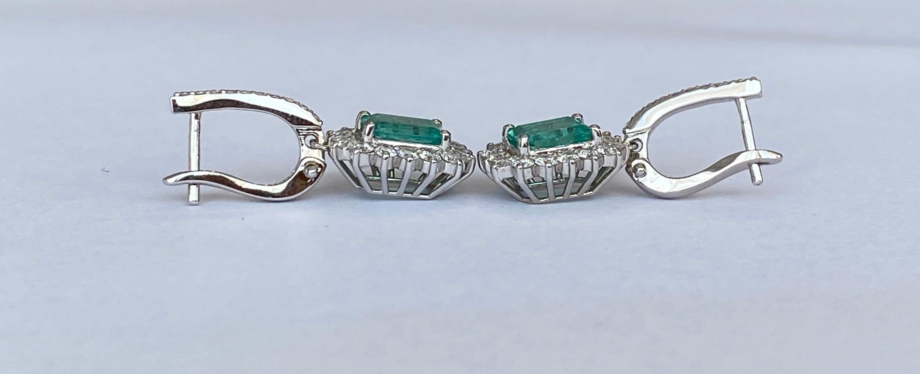 ALGT Certified 18 kt. White gold Dangle Earrings with Emerald and  Diamonds For Sale 5