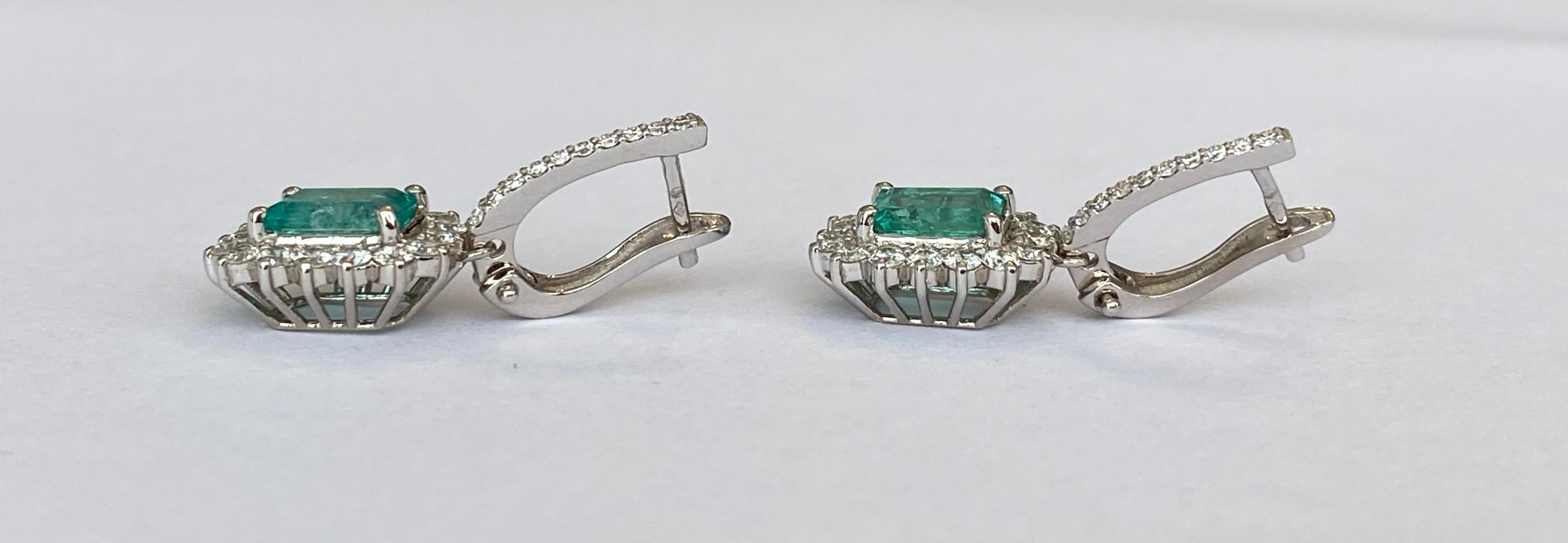 ALGT Certified 18 kt. White gold Dangle Earrings with Emerald and  Diamonds For Sale 6