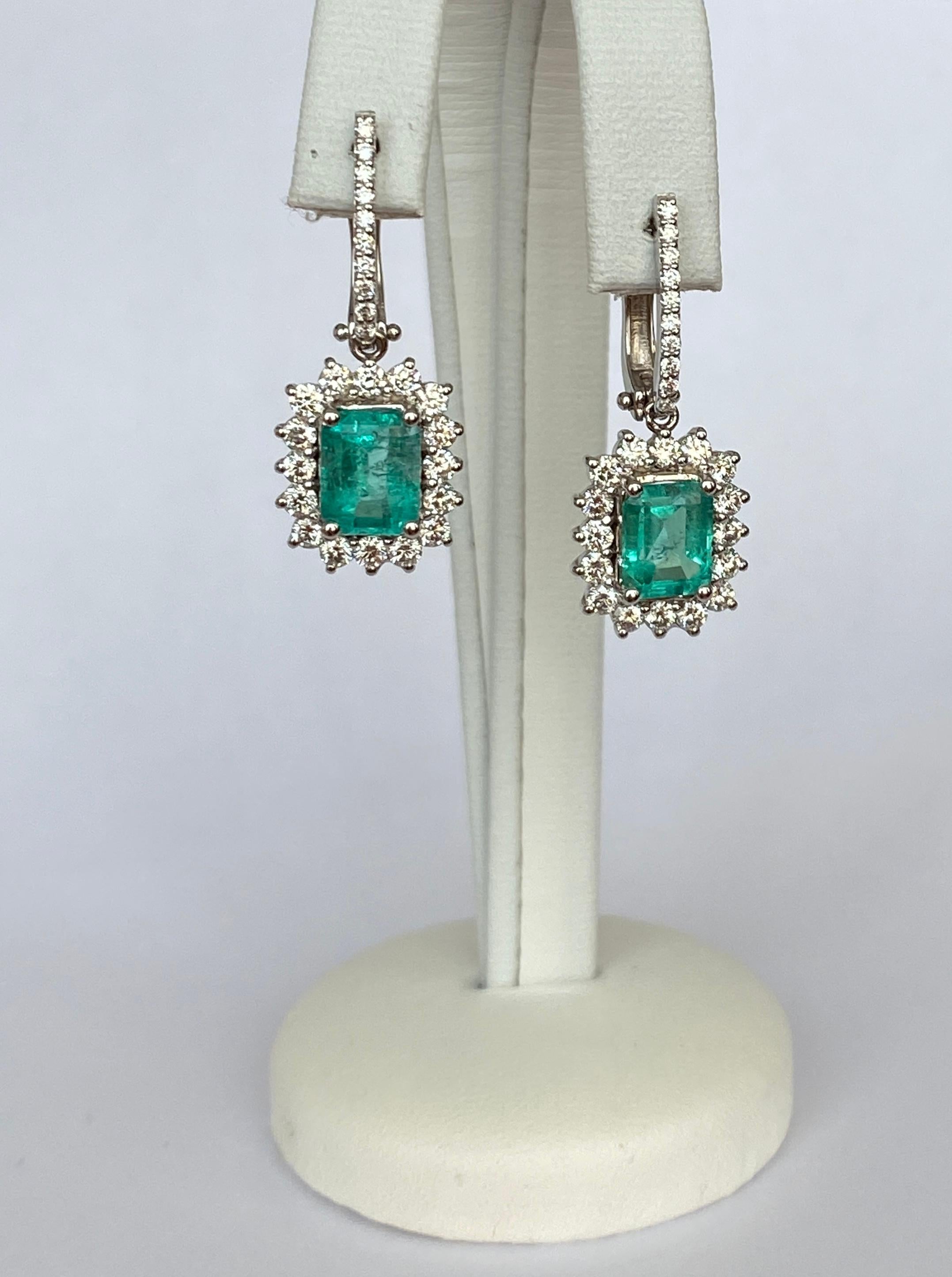 Contemporary ALGT Certified 18 kt. White gold Dangle Earrings with Emerald and  Diamonds For Sale