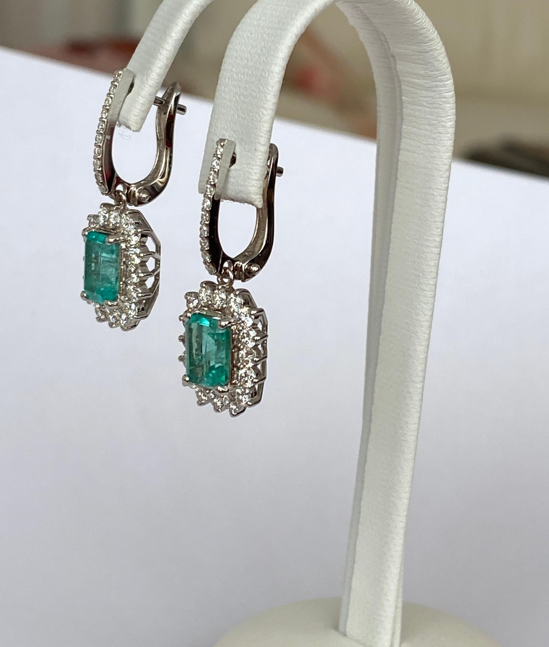 Emerald Cut ALGT Certified 18 kt. White gold Dangle Earrings with Emerald and  Diamonds For Sale