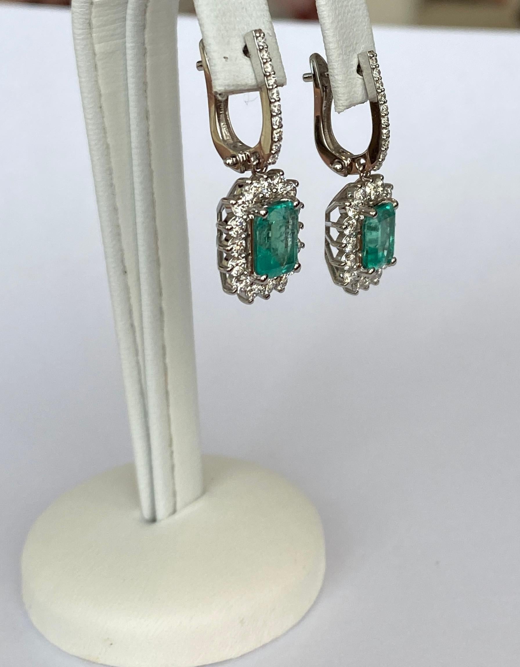 ALGT Certified 18 kt. White gold Dangle Earrings with Emerald and  Diamonds In New Condition For Sale In AMSTERDAM, NL