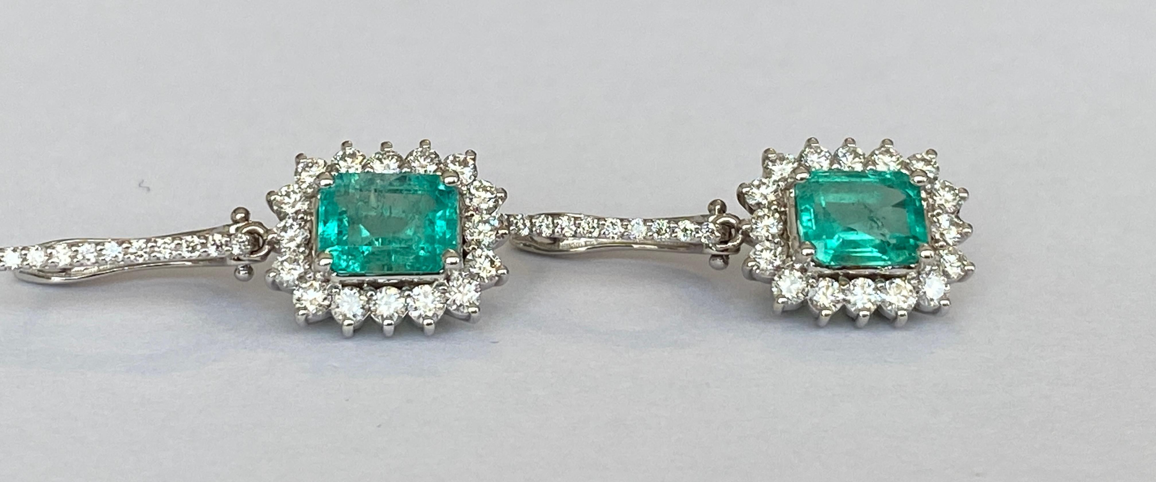 ALGT Certified 18 kt. White gold Dangle Earrings with Emerald and  Diamonds For Sale 1
