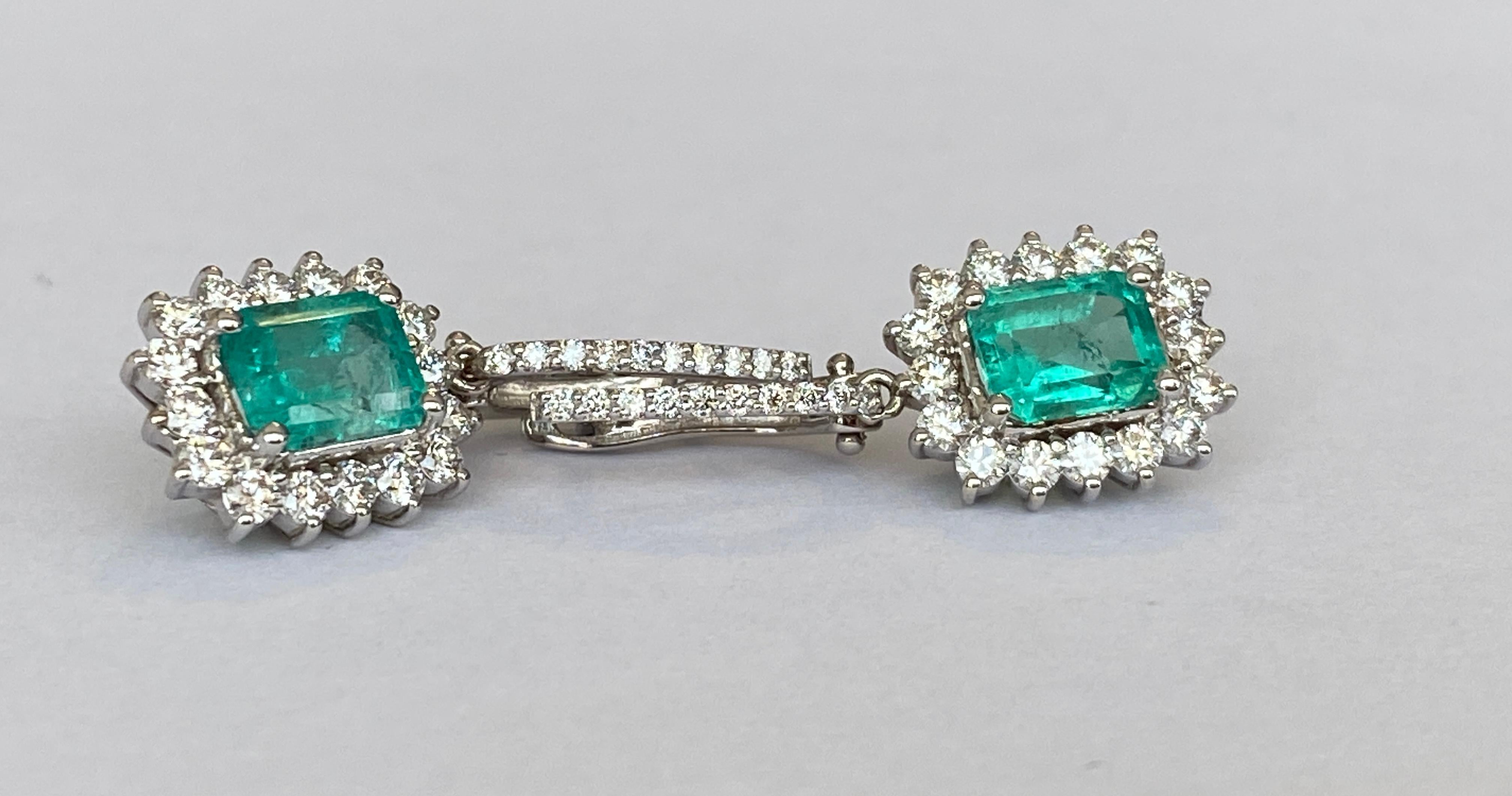 ALGT Certified 18 kt. White gold Dangle Earrings with Emerald and  Diamonds For Sale 2