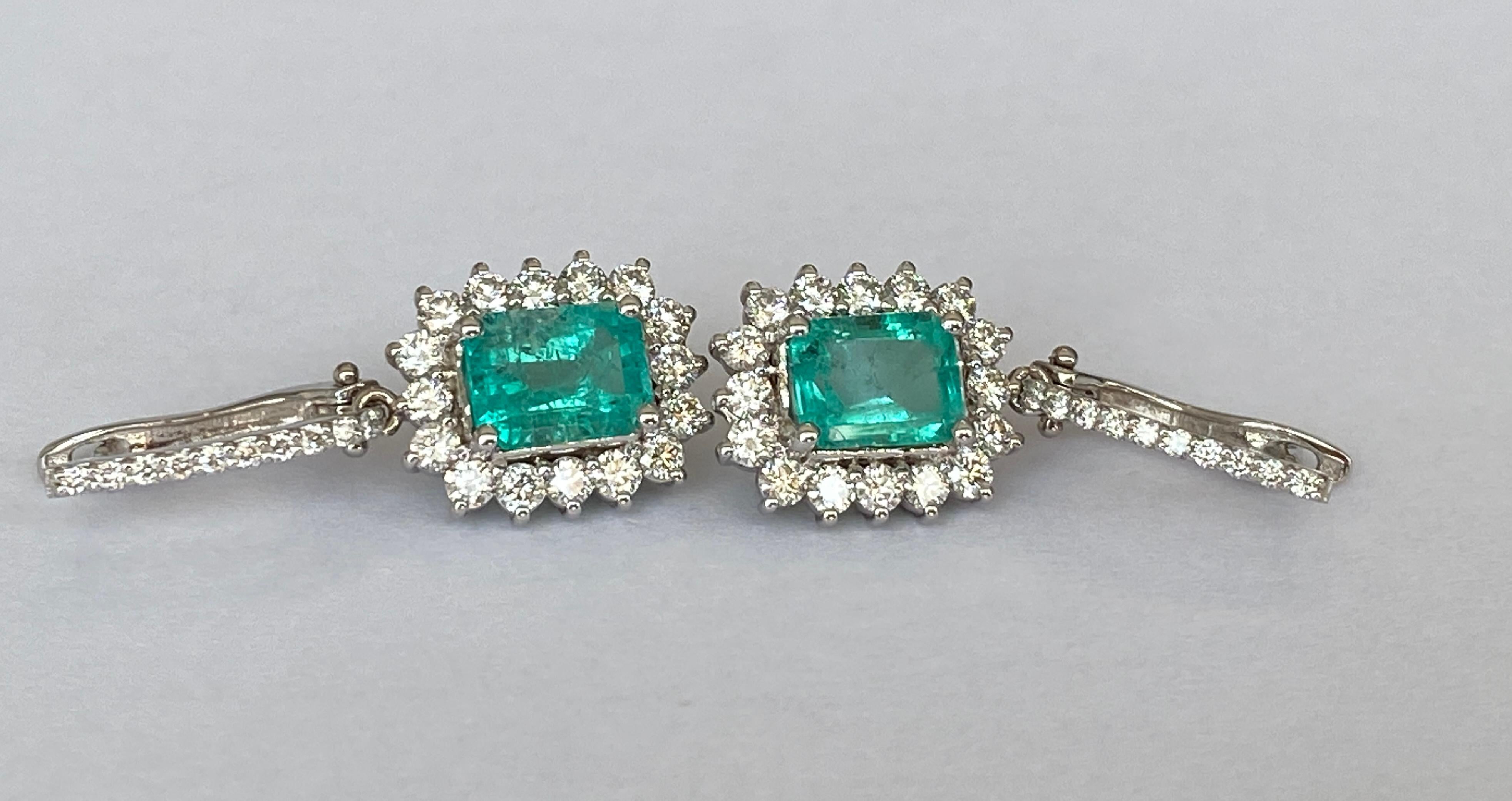 ALGT Certified 18 kt. White gold Dangle Earrings with Emerald and  Diamonds For Sale 3