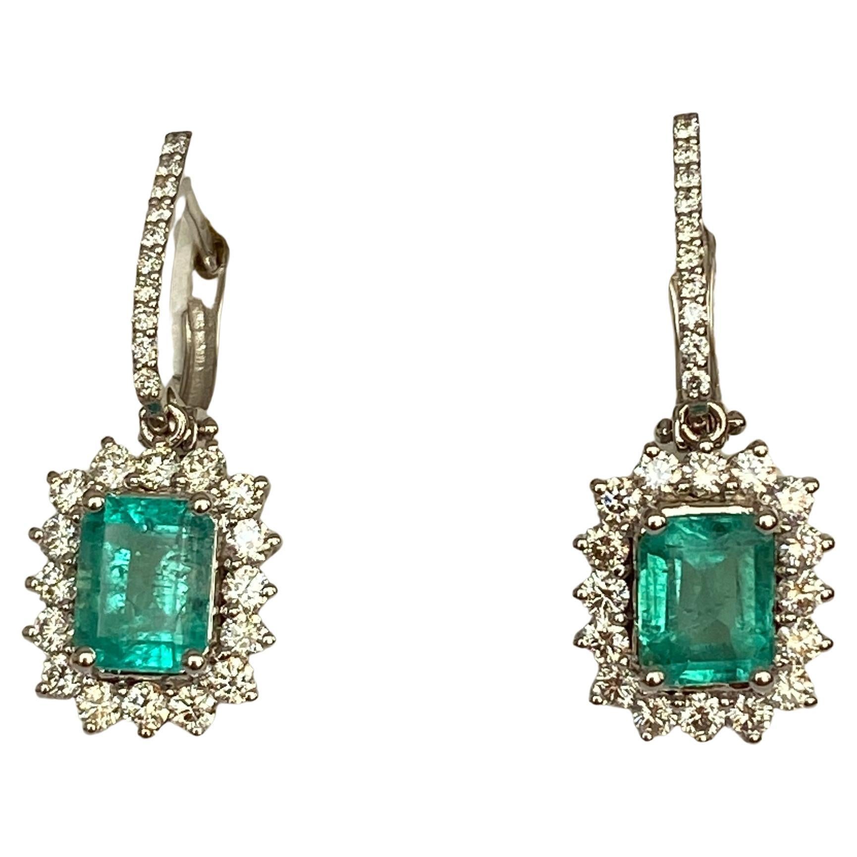 ALGT Certified 18 kt. White gold Dangle Earrings with Emerald and  Diamonds