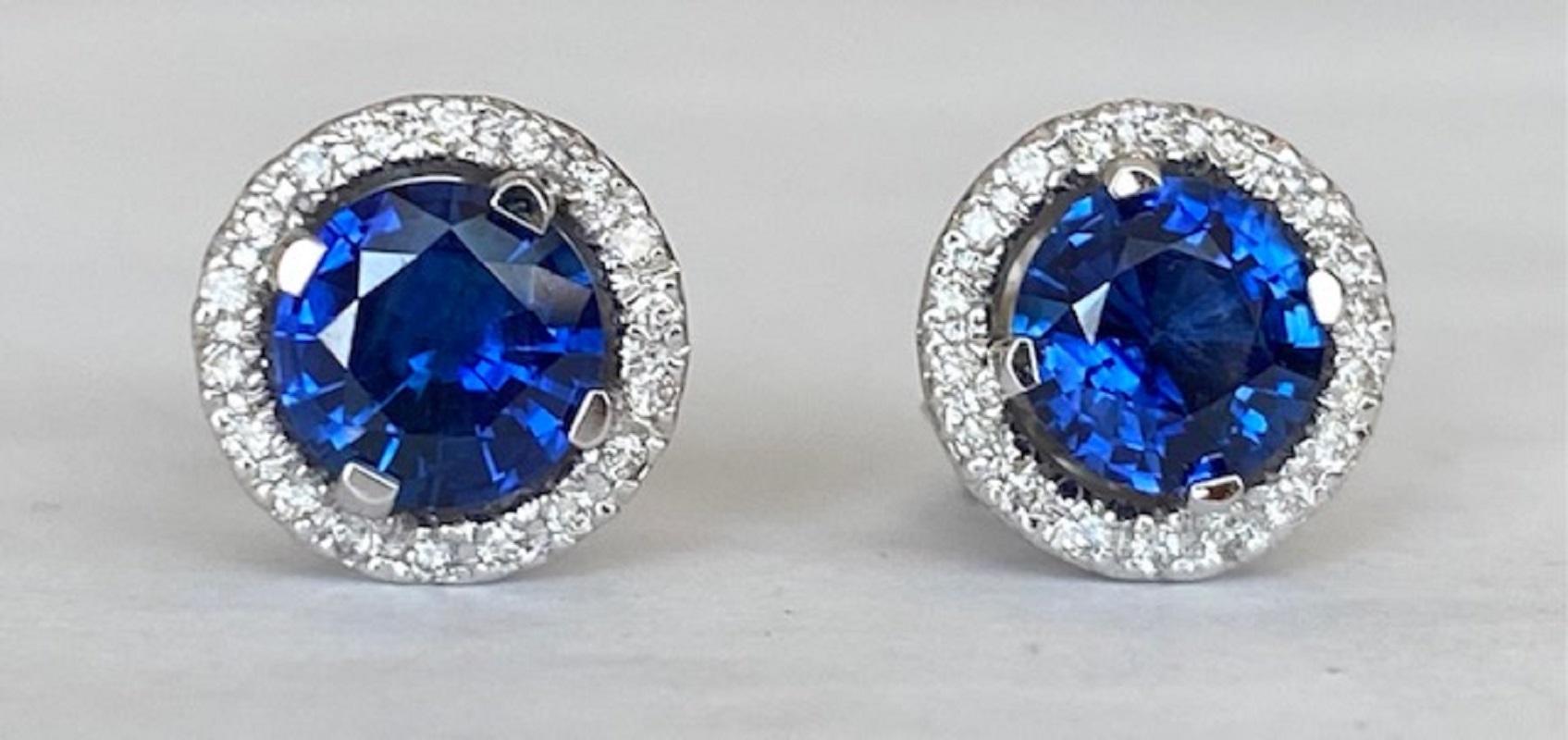 Ear studs in white gold, offered in new condition, with two brilliant cut sapphires of approx. 1.62 ct combined! The sapphires have rich Vivid/Deep blue colour! The stones are surrounded by an entourage of 36 brilliant cut diamonds of approx. 0.40