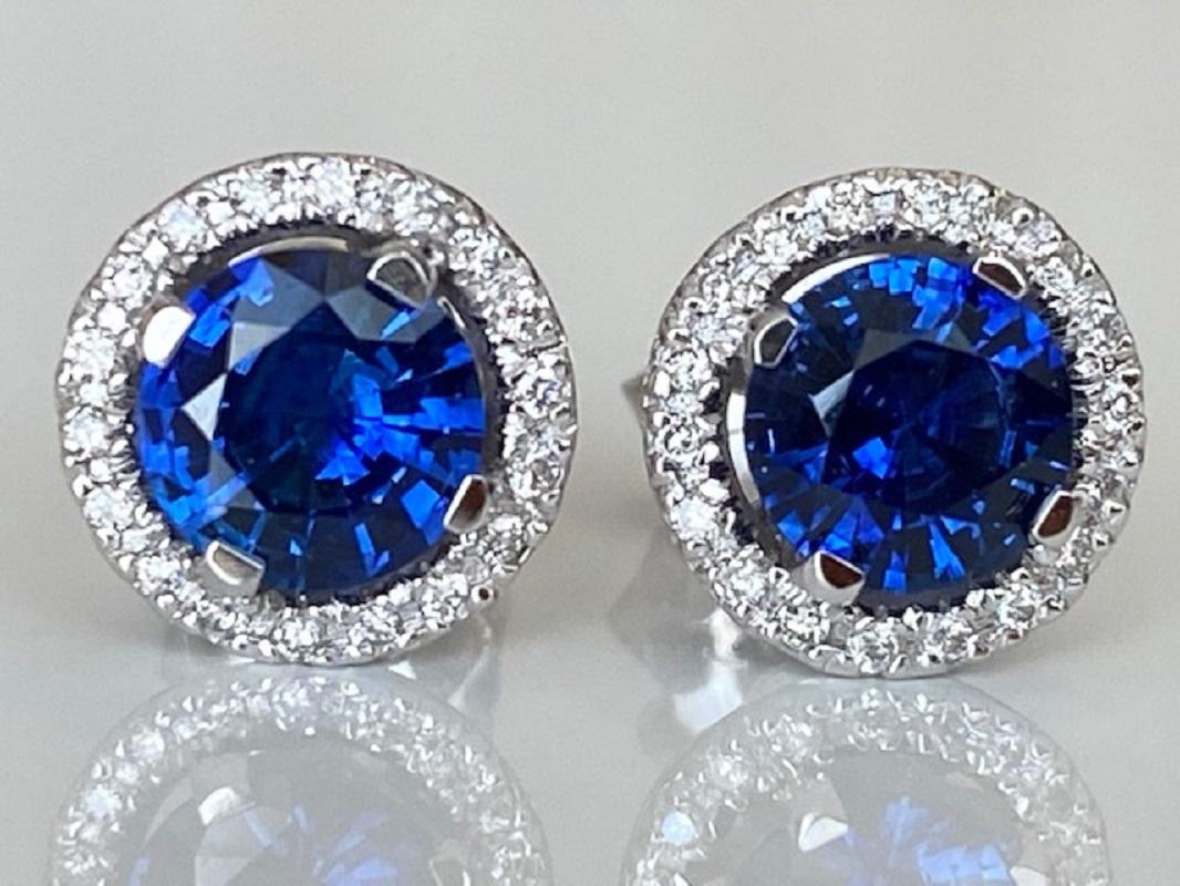 Round Cut ALGT Certified 18 Kt. White Gold Earrings with 1.62 Ct Sapphires and Diamonds For Sale