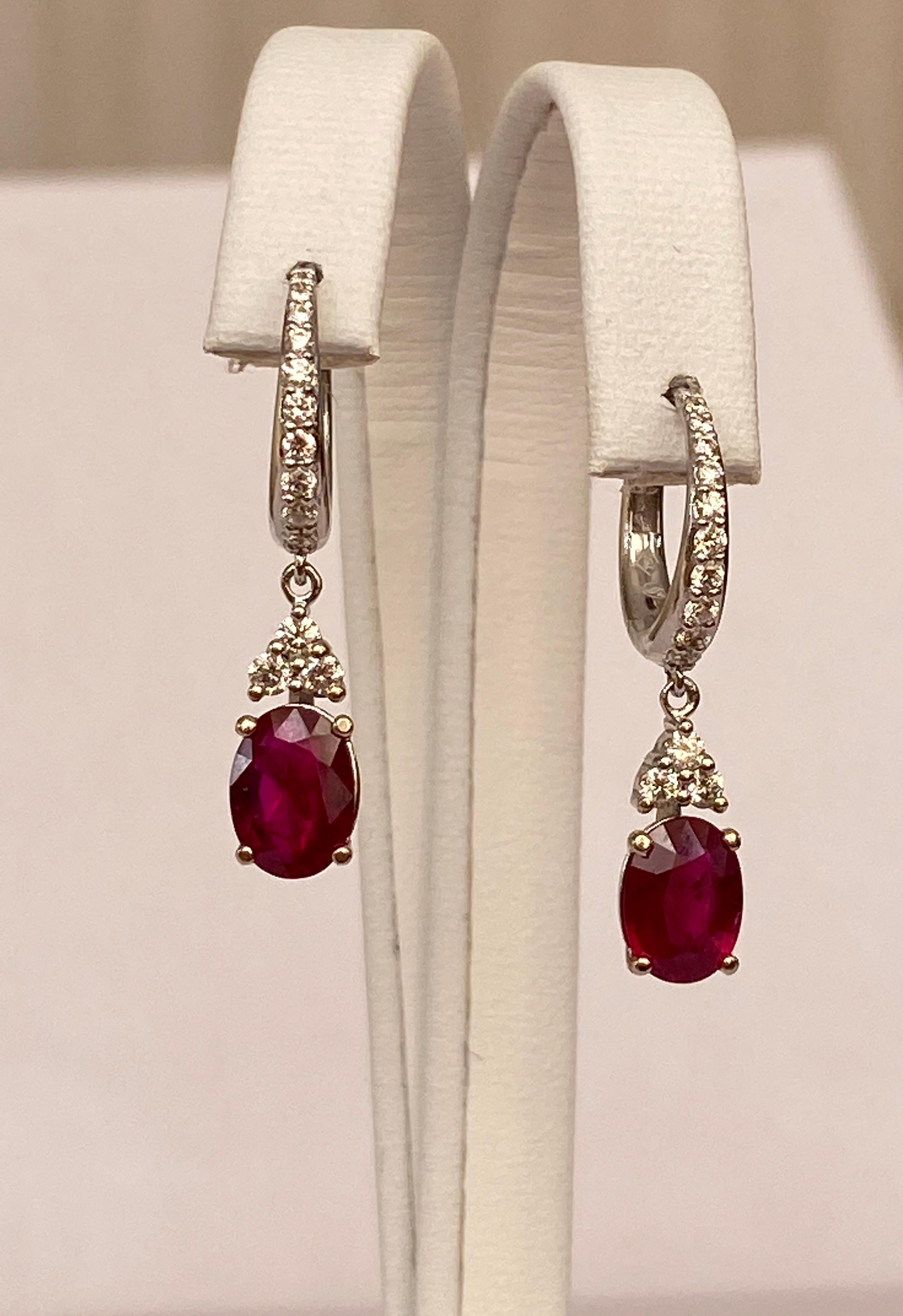 Orecchini in oro bianco con due rubini taglio ovale da 2,28 carati. Le pietre sono circondate da un entourage di 28 diamanti taglio brillante, per un totale di circa 0,50 carati, di qualità G/VS. Il certificato ALGT è incluso. Il numero è