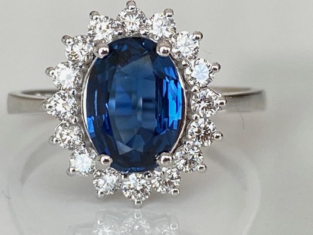 ALGT Certified 18 Kt. White Gold Ring with 1.65 Carat Sapphire and Diamonds In New Condition For Sale In AMSTERDAM, NL