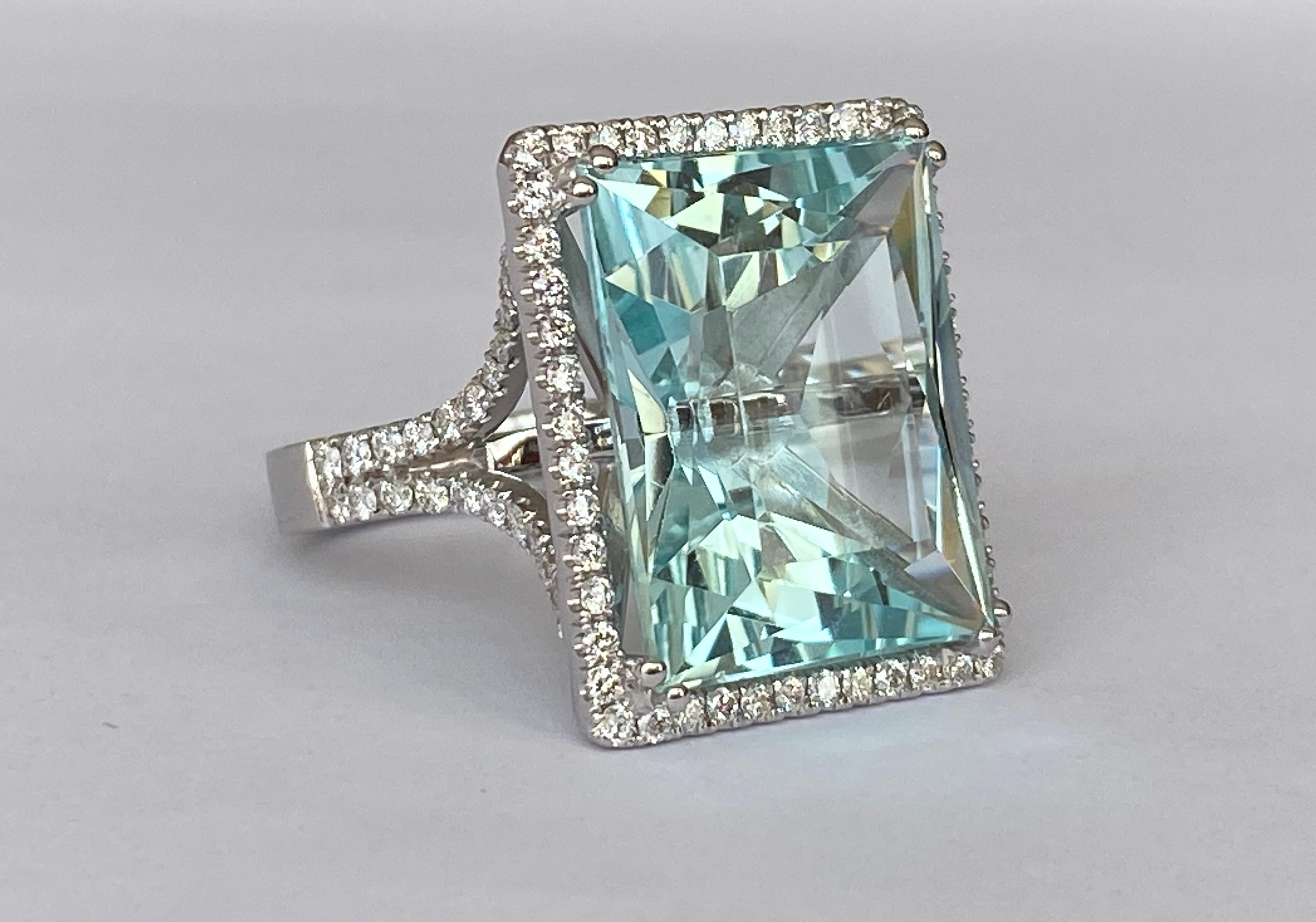 ALGT Certified 18 Karat White gold Ring with 18.00 Carat Aquamarine and Diamonds For Sale 1