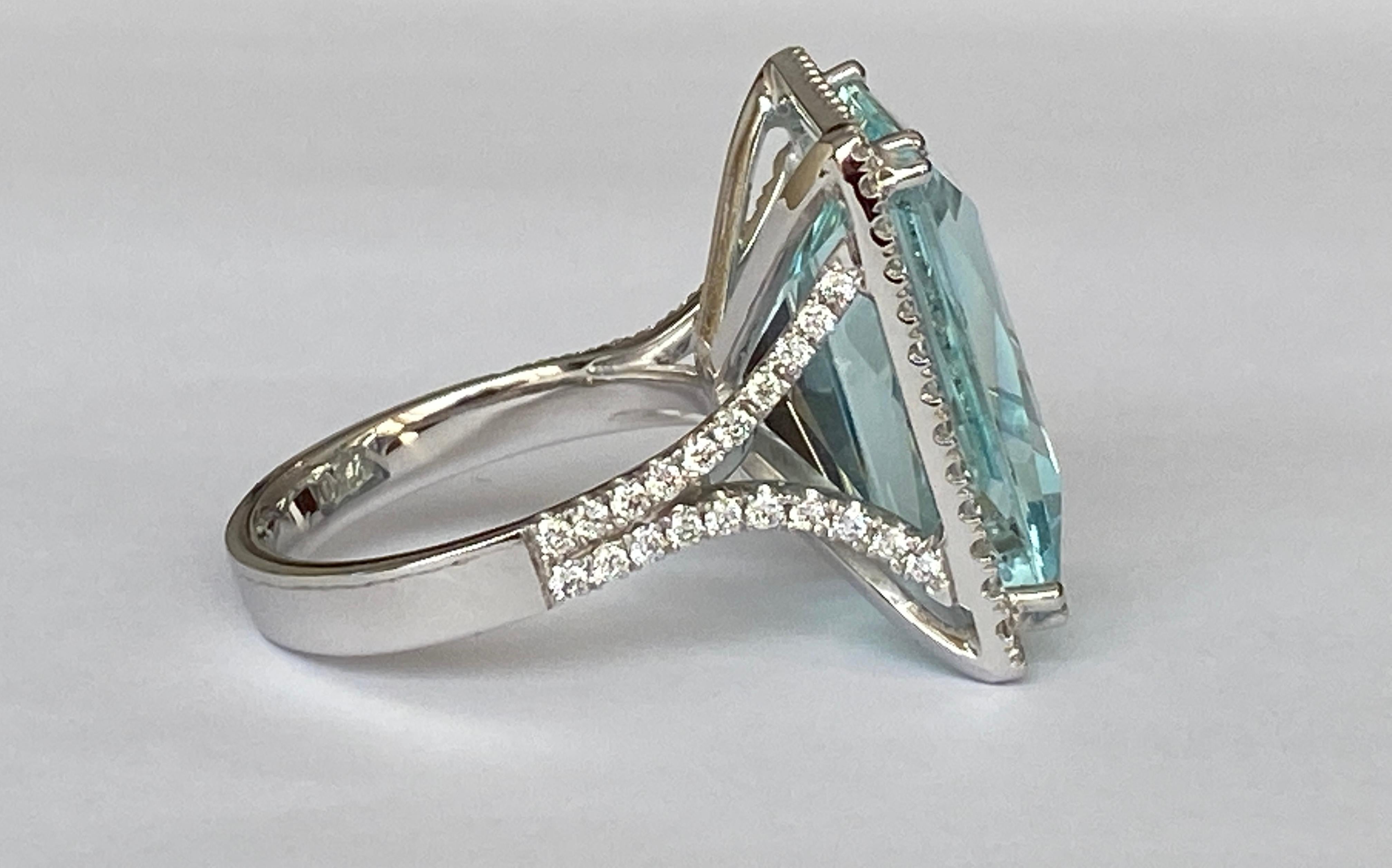 ALGT Certified 18 Karat White gold Ring with 18.00 Carat Aquamarine and Diamonds For Sale 2