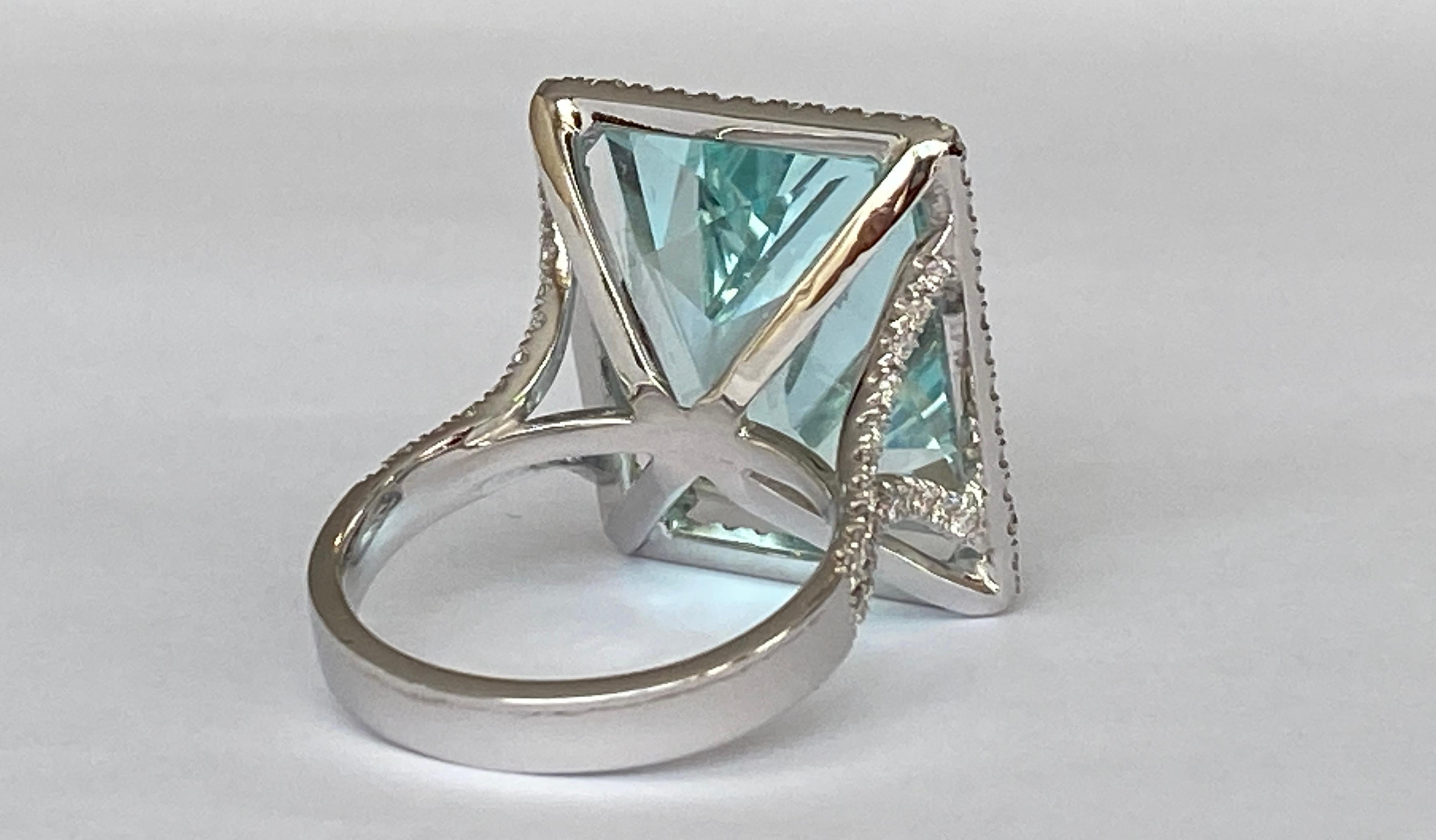 ALGT Certified 18 Karat White gold Ring with 18.00 Carat Aquamarine and Diamonds For Sale 3
