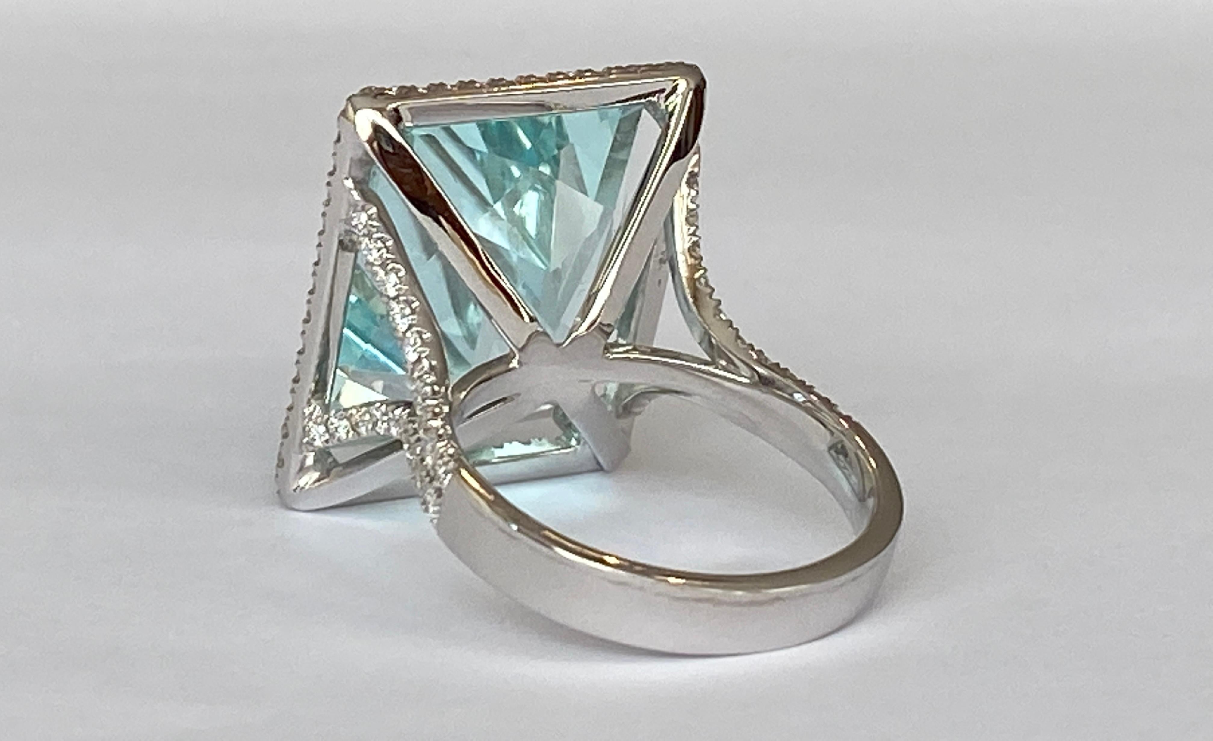 ALGT Certified 18 Karat White gold Ring with 18.00 Carat Aquamarine and Diamonds For Sale 4