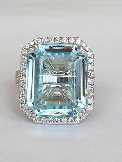 ALGT-zertifiziert 18 Kt. Ring aus Weißgold mit 17,00 Karat Aquamarin und Diamanten