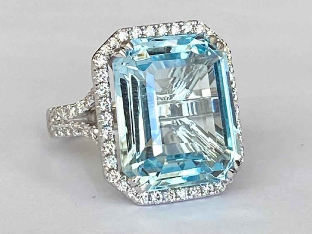 Modern ALGT Certified 18 Kt. White Gold Ring with 18.00 Ct Aquamarine and Diamonds