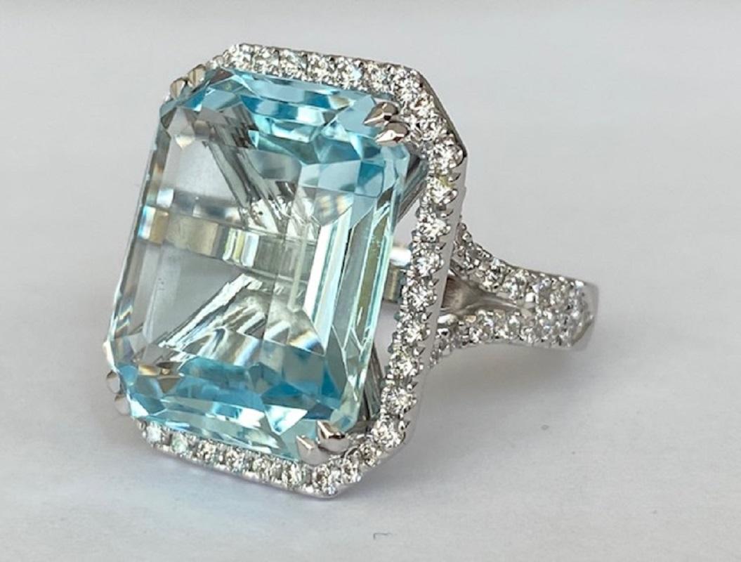 ALGT Certified 18 Kt. White Gold Ring with 18.00 Ct Aquamarine and Diamonds In New Condition In AMSTERDAM, NL