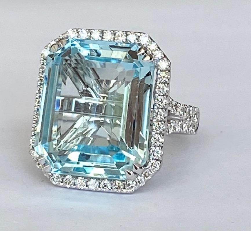 Women's ALGT Certified 18 Kt. White Gold Ring with 18.00 Ct Aquamarine and Diamonds