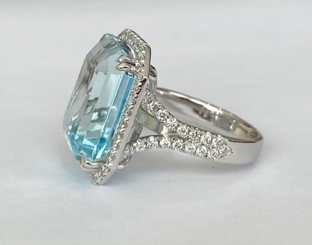 ALGT Certified 18 Kt. White Gold Ring with 18.00 Ct Aquamarine and Diamonds 1