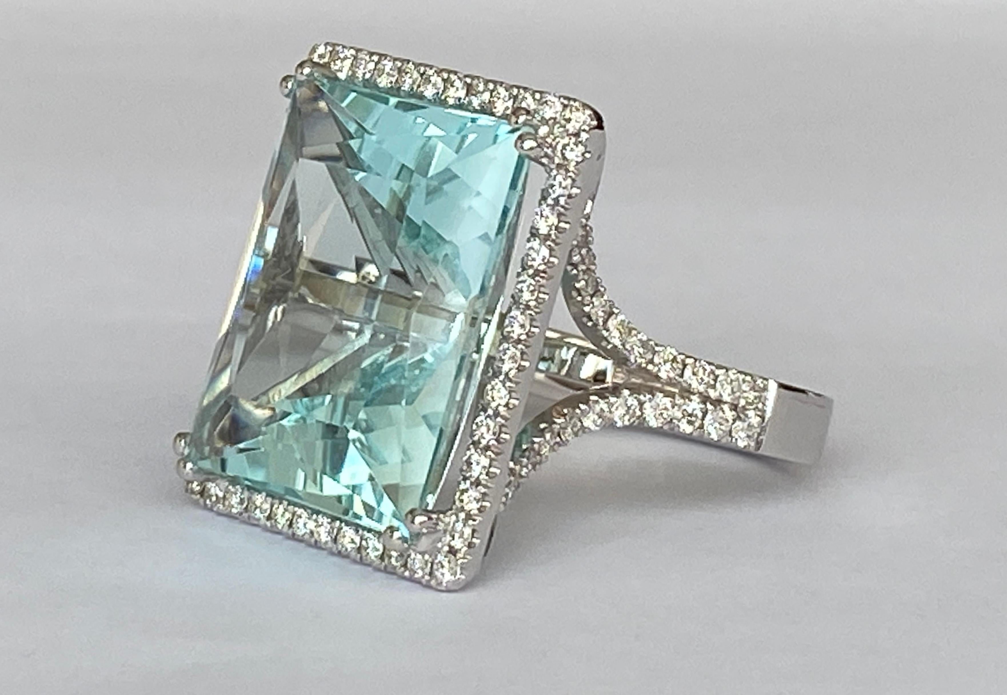 ALGT Certified 18 Karat White gold Ring with 18.00 Carat Aquamarine and Diamonds In New Condition For Sale In AMSTERDAM, NL