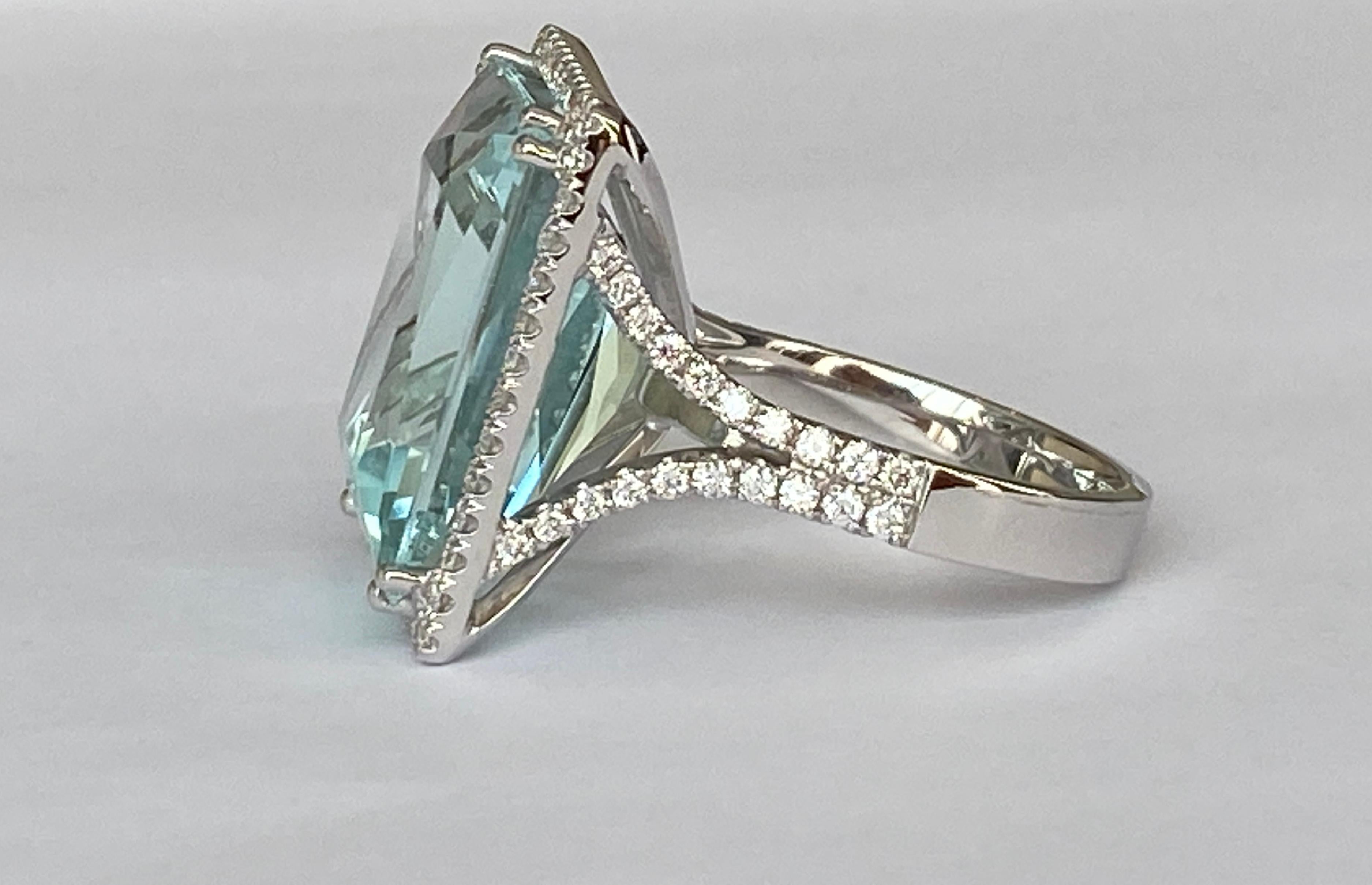 Women's ALGT Certified 18 Karat White gold Ring with 18.00 Carat Aquamarine and Diamonds For Sale