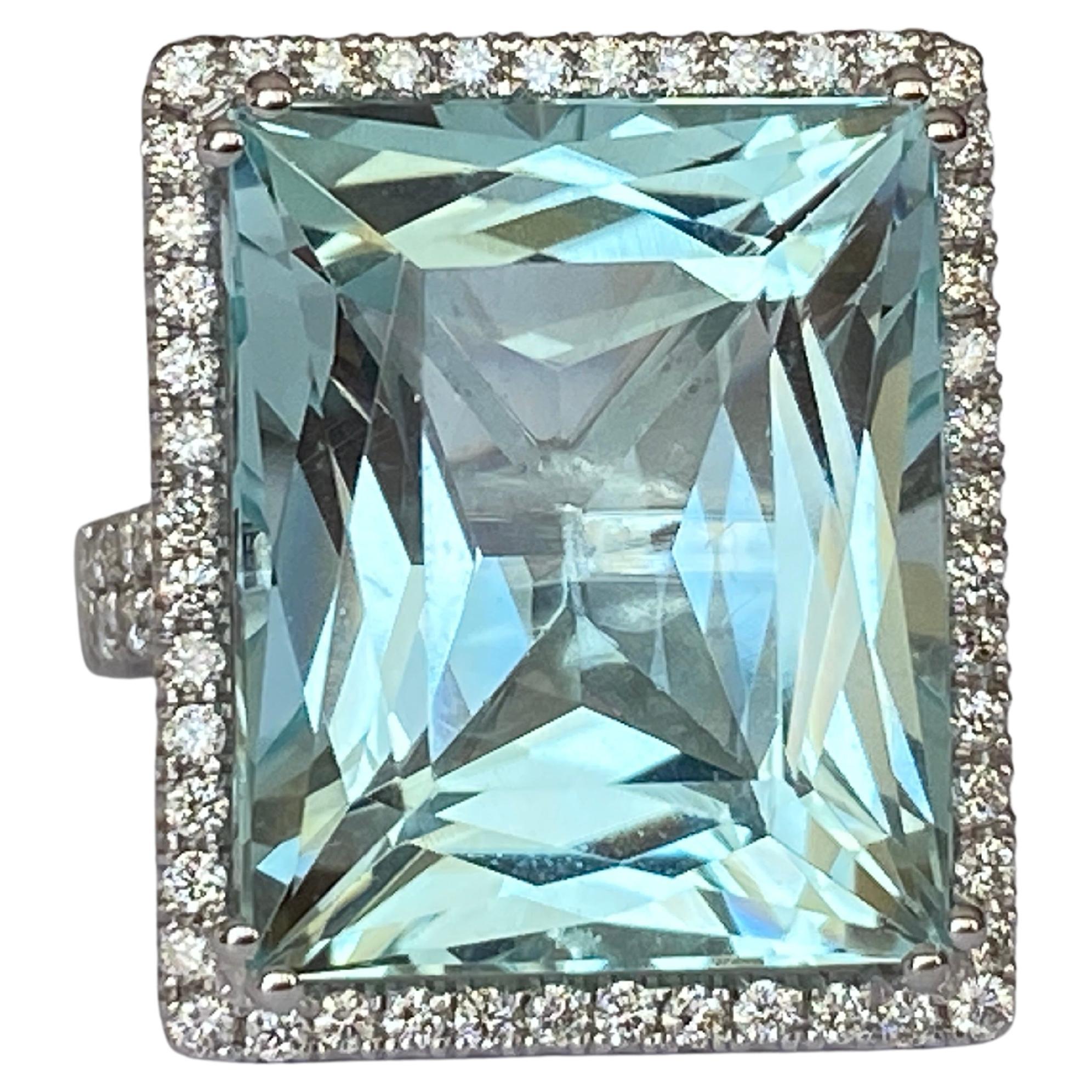 ALGT Certified 18 Karat White gold Ring with 18.00 Carat Aquamarine and Diamonds For Sale