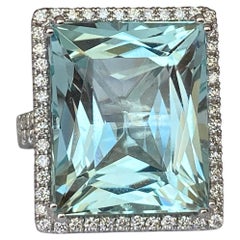 ALGT Certified 18 Karat White gold Ring with 18.00 Carat Aquamarine and Diamonds