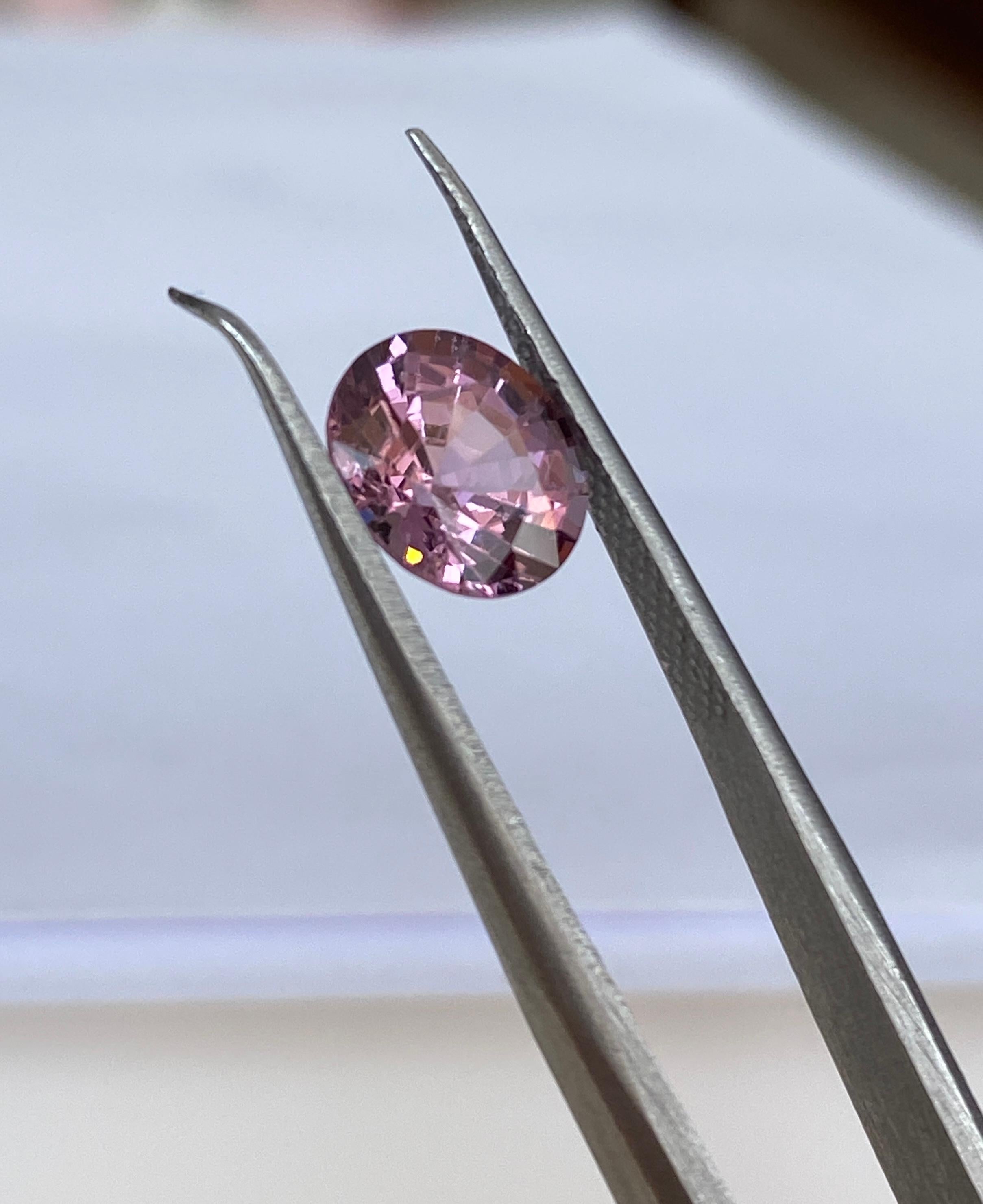 ALGT Certified 1.85 carat oval mixed cut Intense Pink Spinel In New Condition For Sale In AMSTERDAM, NL