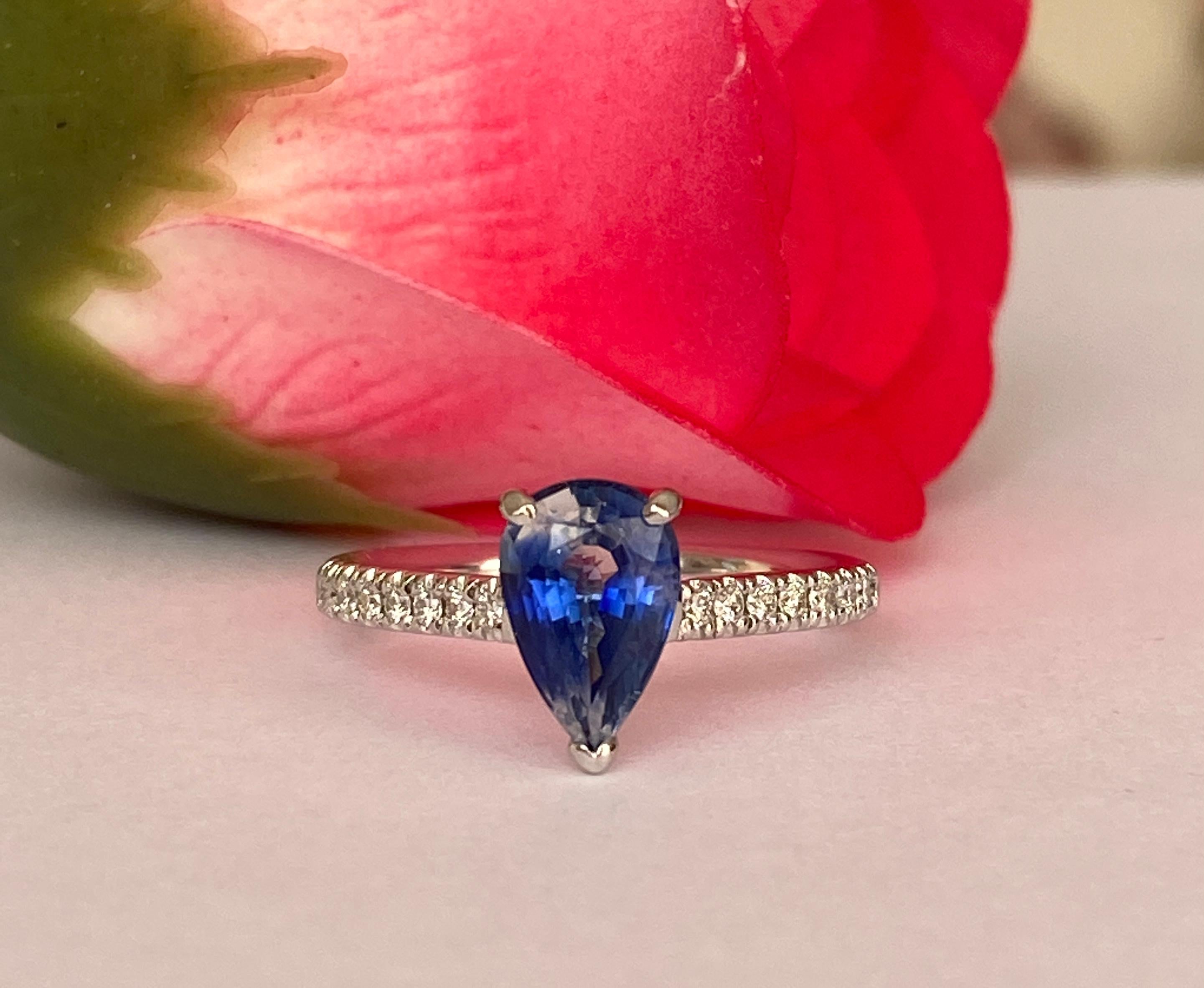 ALGT-zertifiziert 2,08 Karat Ceylon  Cocktailring mit Saphir und Diamant aus Weißgold (Renaissance) im Angebot