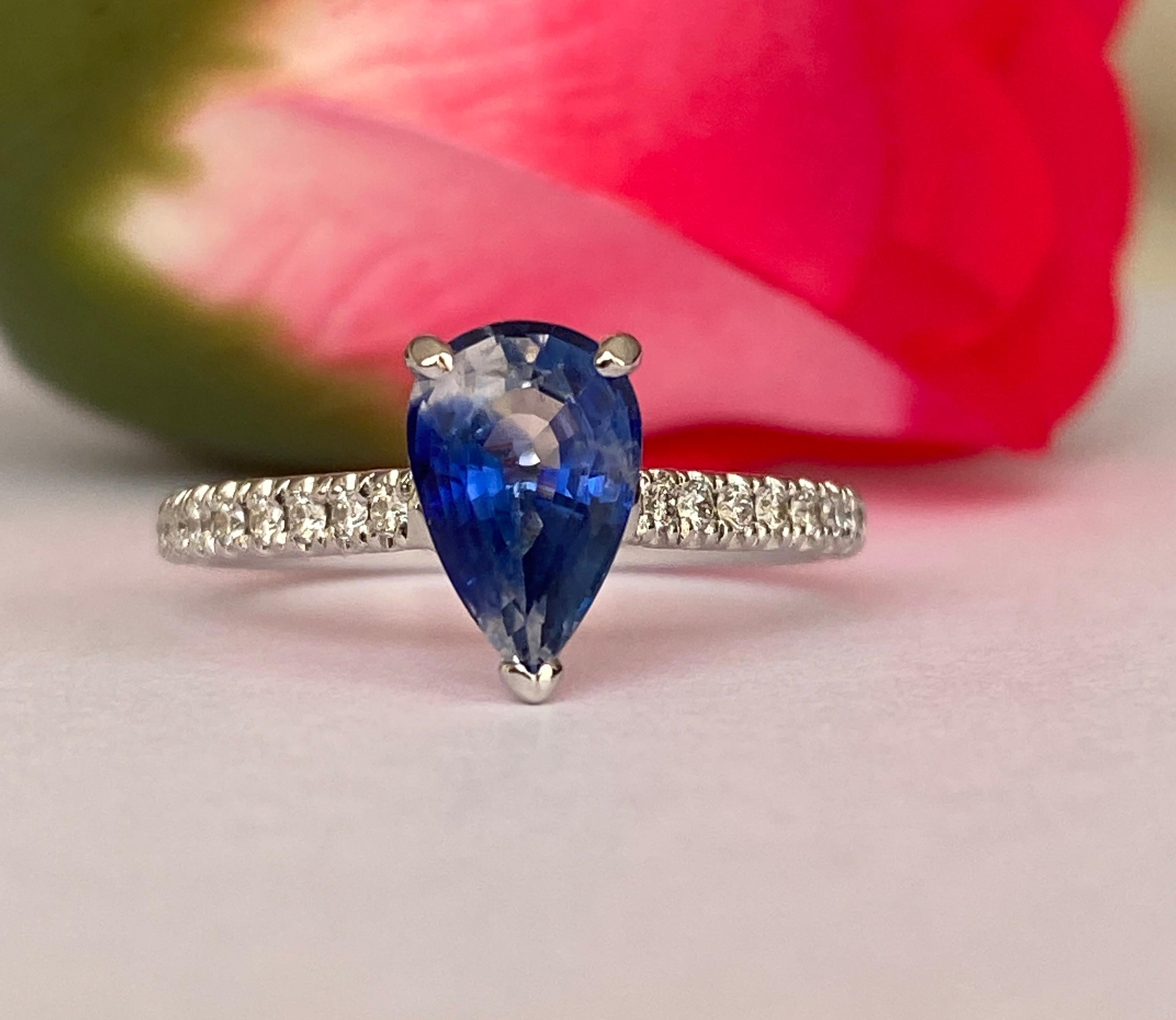 ALGT-zertifiziert 2,08 Karat Ceylon  Cocktailring mit Saphir und Diamant aus Weißgold (Tropfenschliff) im Angebot