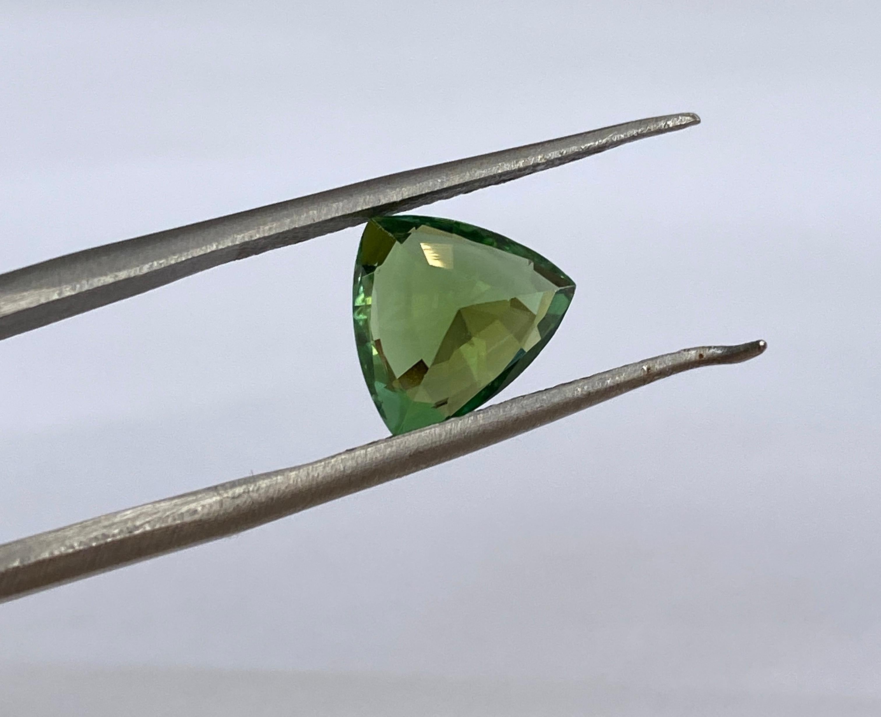 ALGT Certified 2.11 carat triangle mixed cut Vivid Green  Tourmaline In New Condition For Sale In AMSTERDAM, NL