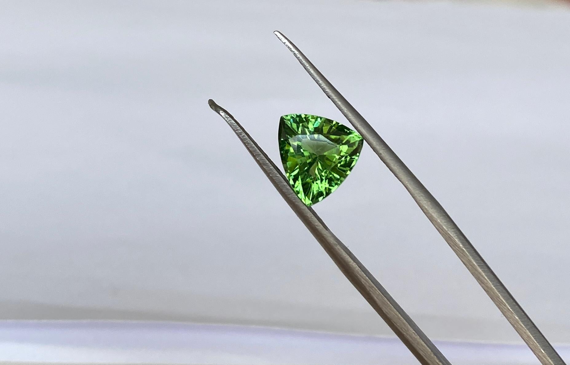 ALGT Certified 2.11 carat triangle mixed cut Vivid Green  Tourmaline For Sale 1