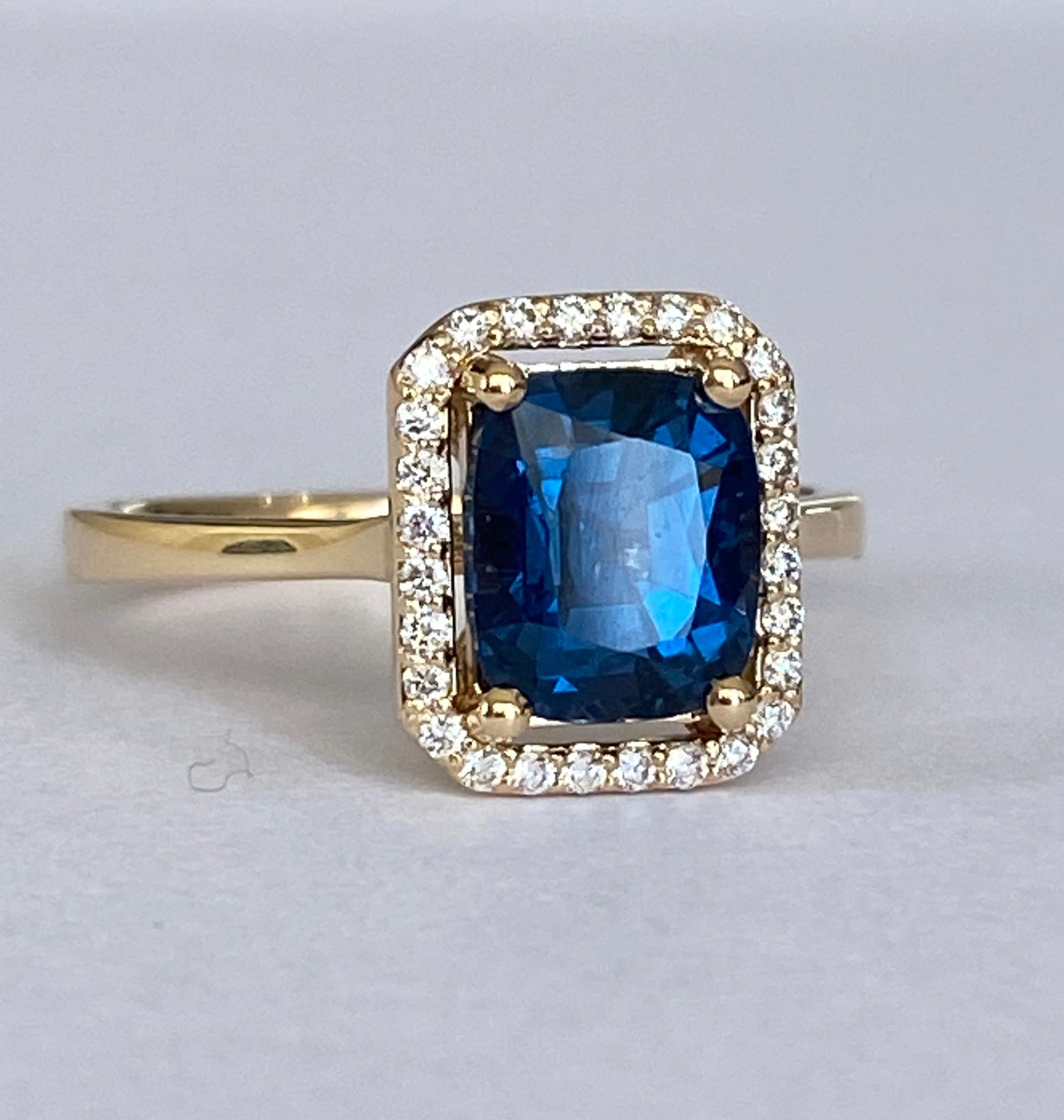 Contemporary ALGT Certified 2.13ct Natural color change Spinel and Diamonds 18 kt gold ring For Sale