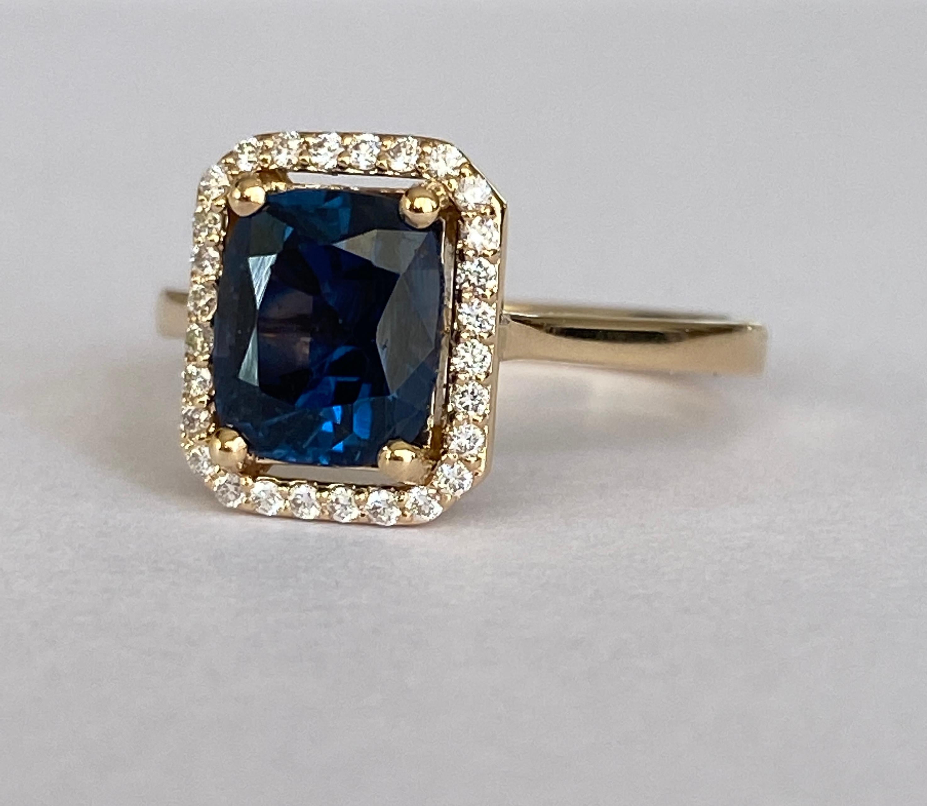 Cushion Cut ALGT Certified 2.13ct Natural color change Spinel and Diamonds 18 kt gold ring For Sale