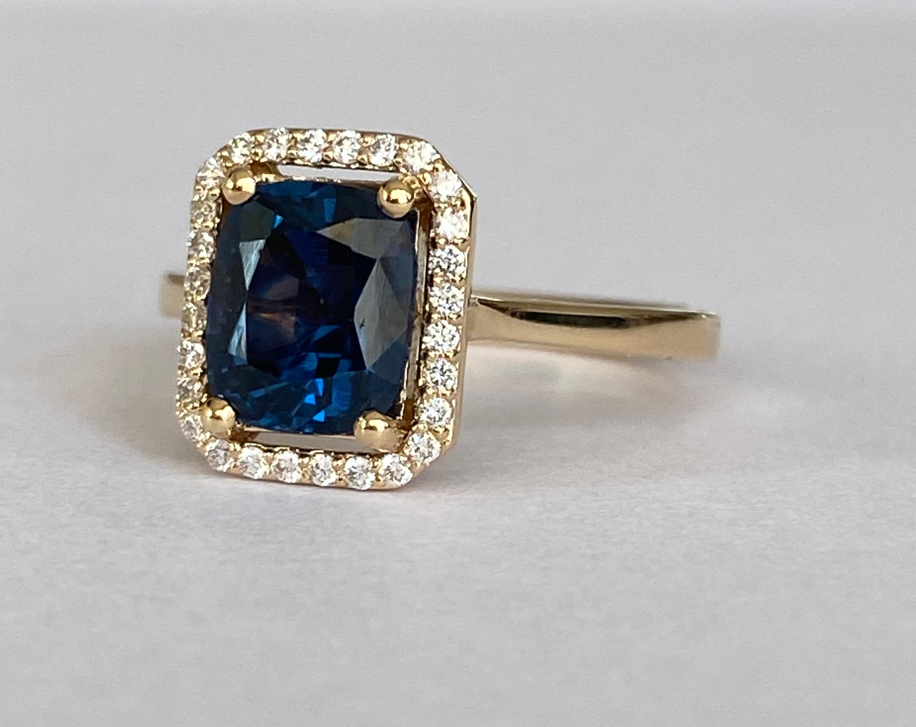 ALGT Certified 2.13ct Natural color change Spinel and Diamonds 18 kt gold ring In New Condition For Sale In AMSTERDAM, NL