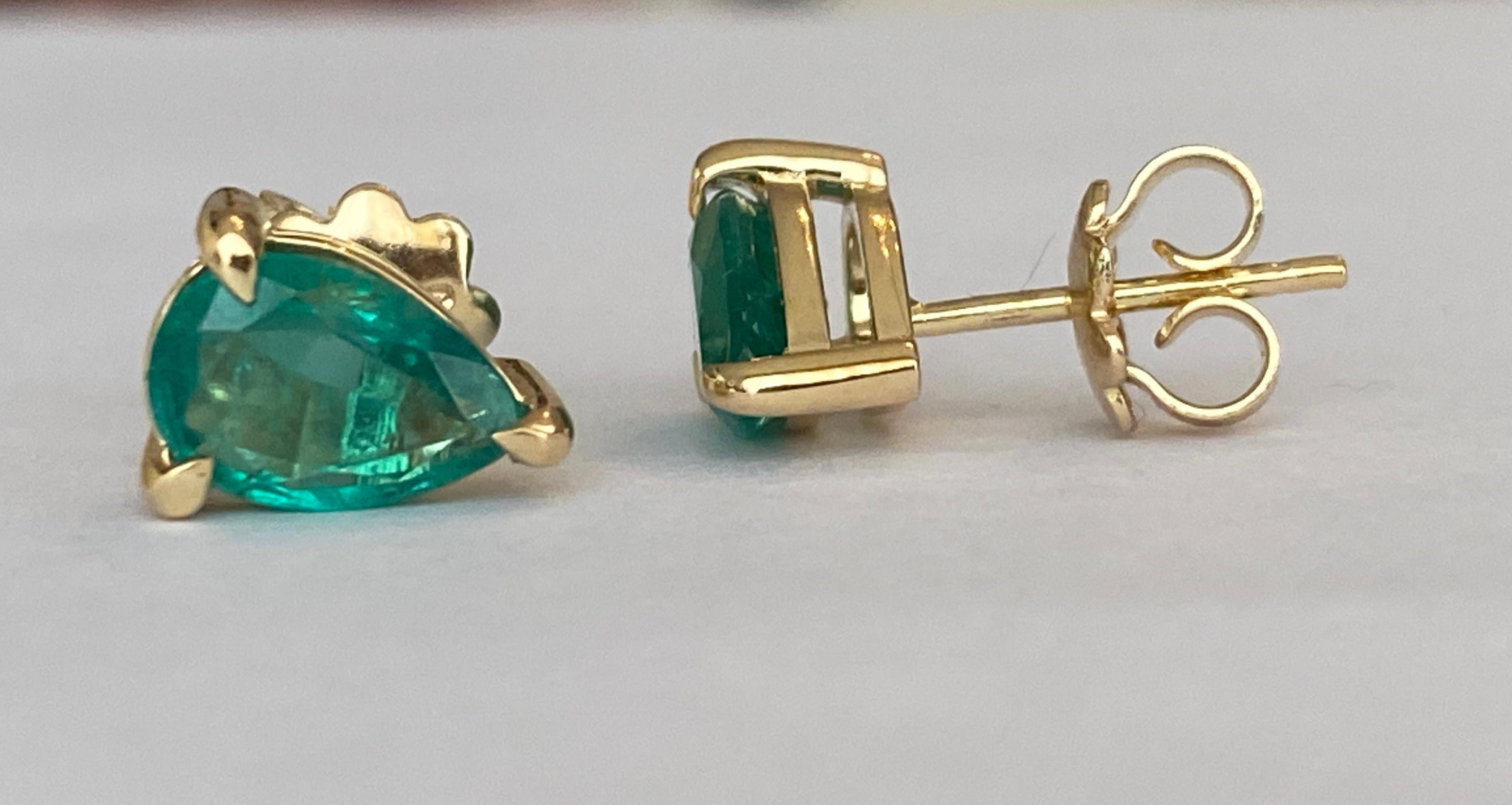 Certificado ALGT 2,17 quilates  Pendientes de oro amarillo con esmeraldas de color verde intenso Contemporáneo en venta