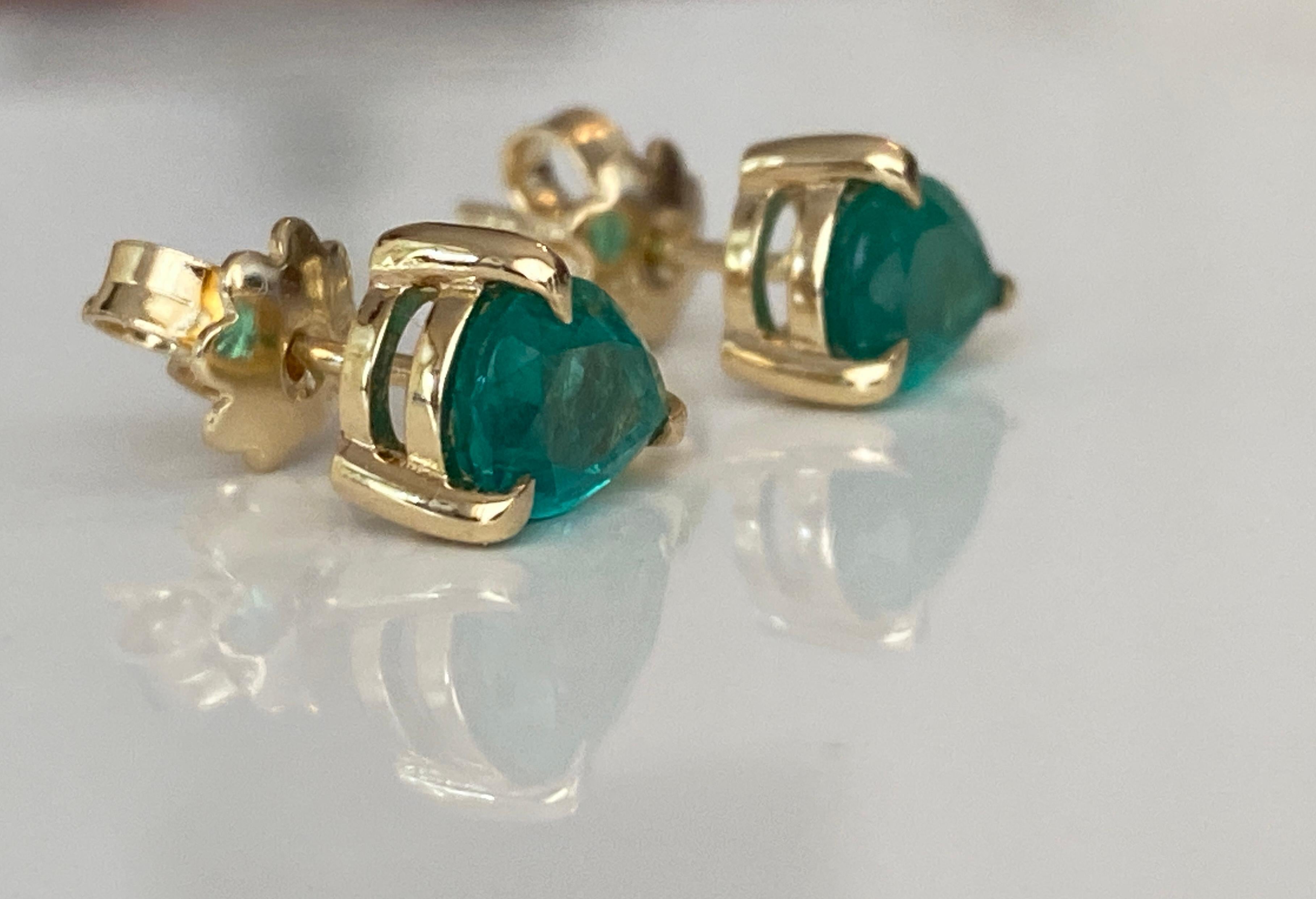 Certificado ALGT 2,17 quilates  Pendientes de oro amarillo con esmeraldas de color verde intenso Corte pera en venta