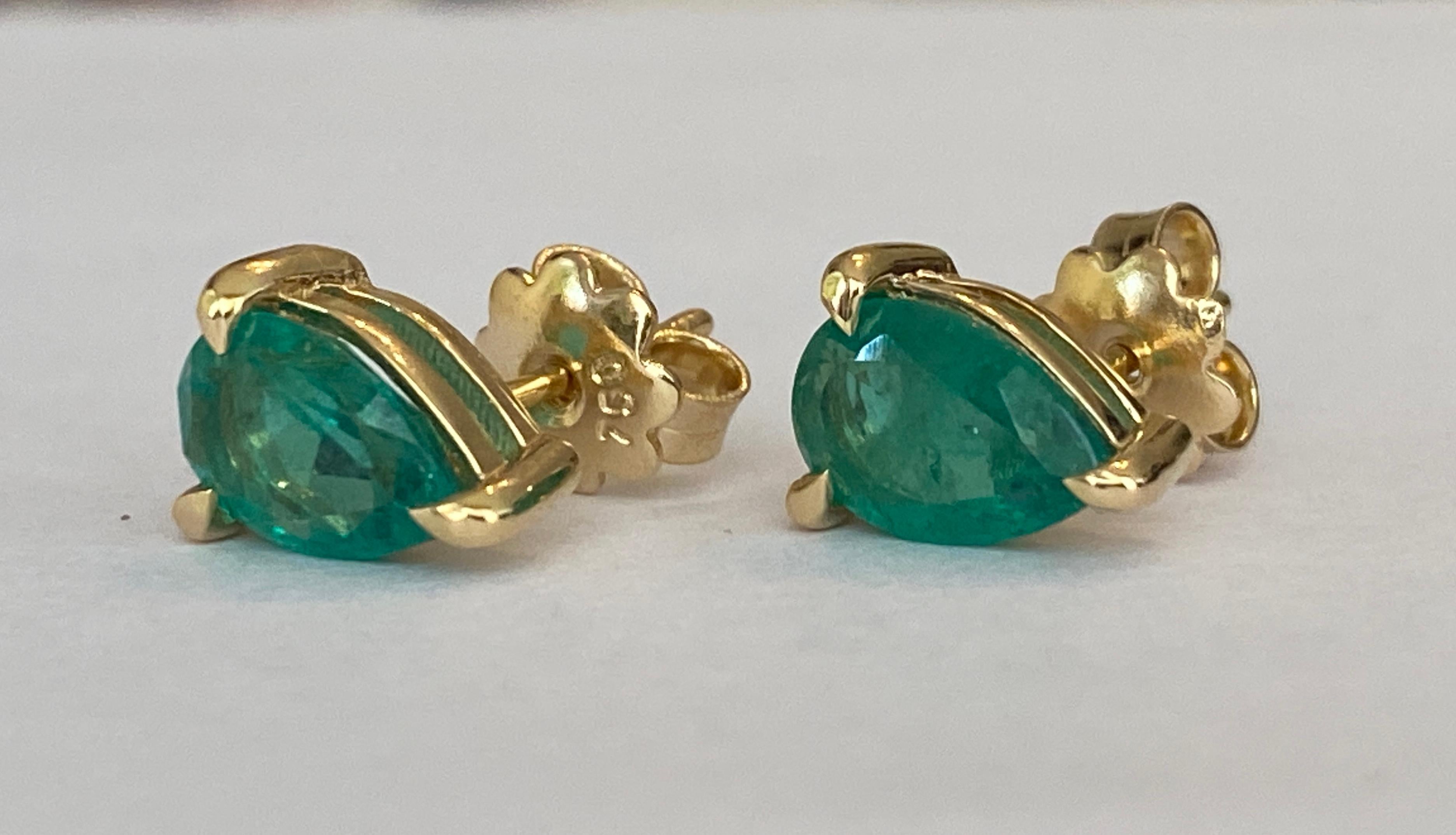 Certificado ALGT 2,17 quilates  Pendientes de oro amarillo con esmeraldas de color verde intenso en Nuevo estado para la venta en AMSTERDAM, NL